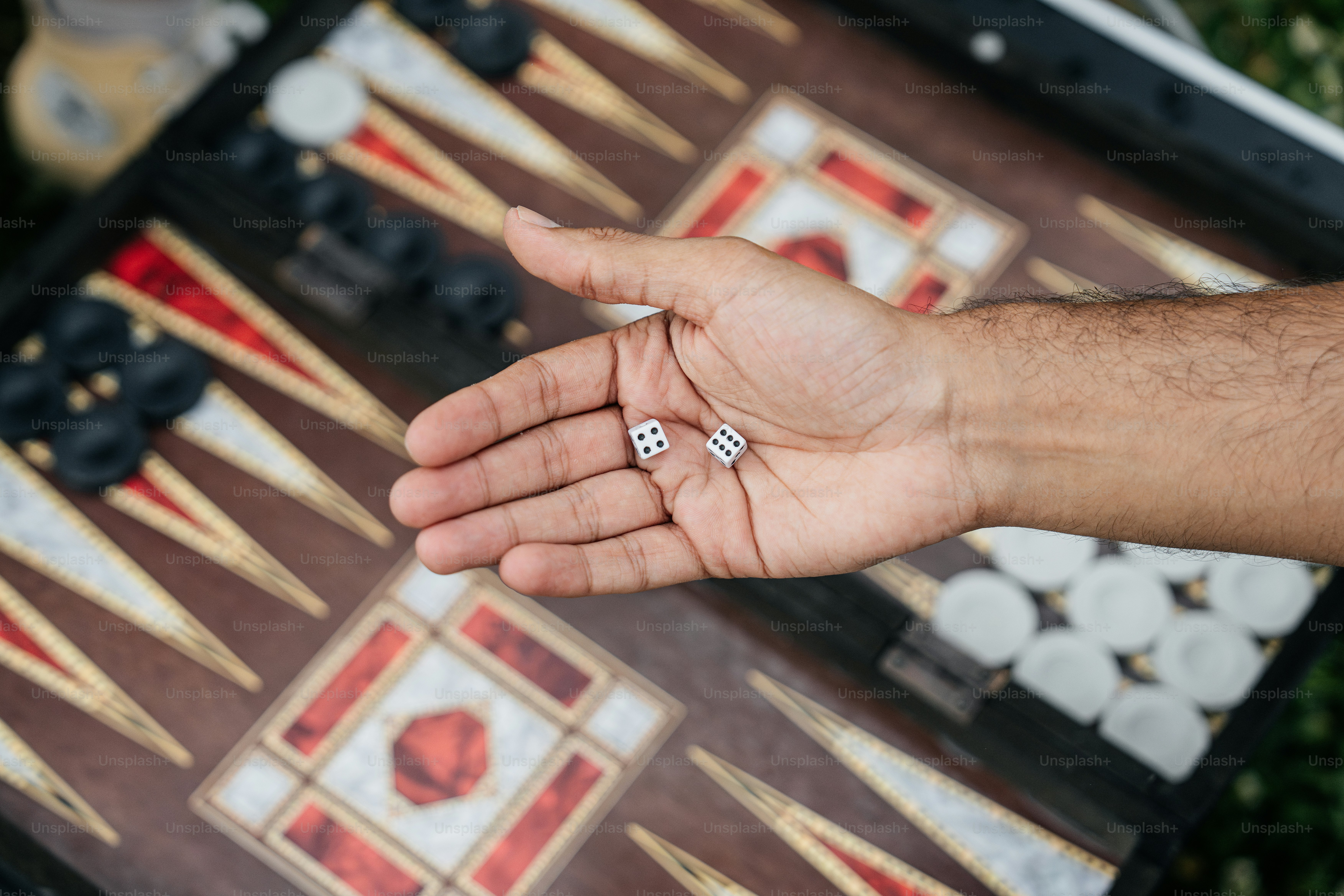 Eine Person, die einen Würfel in der Hand hält
