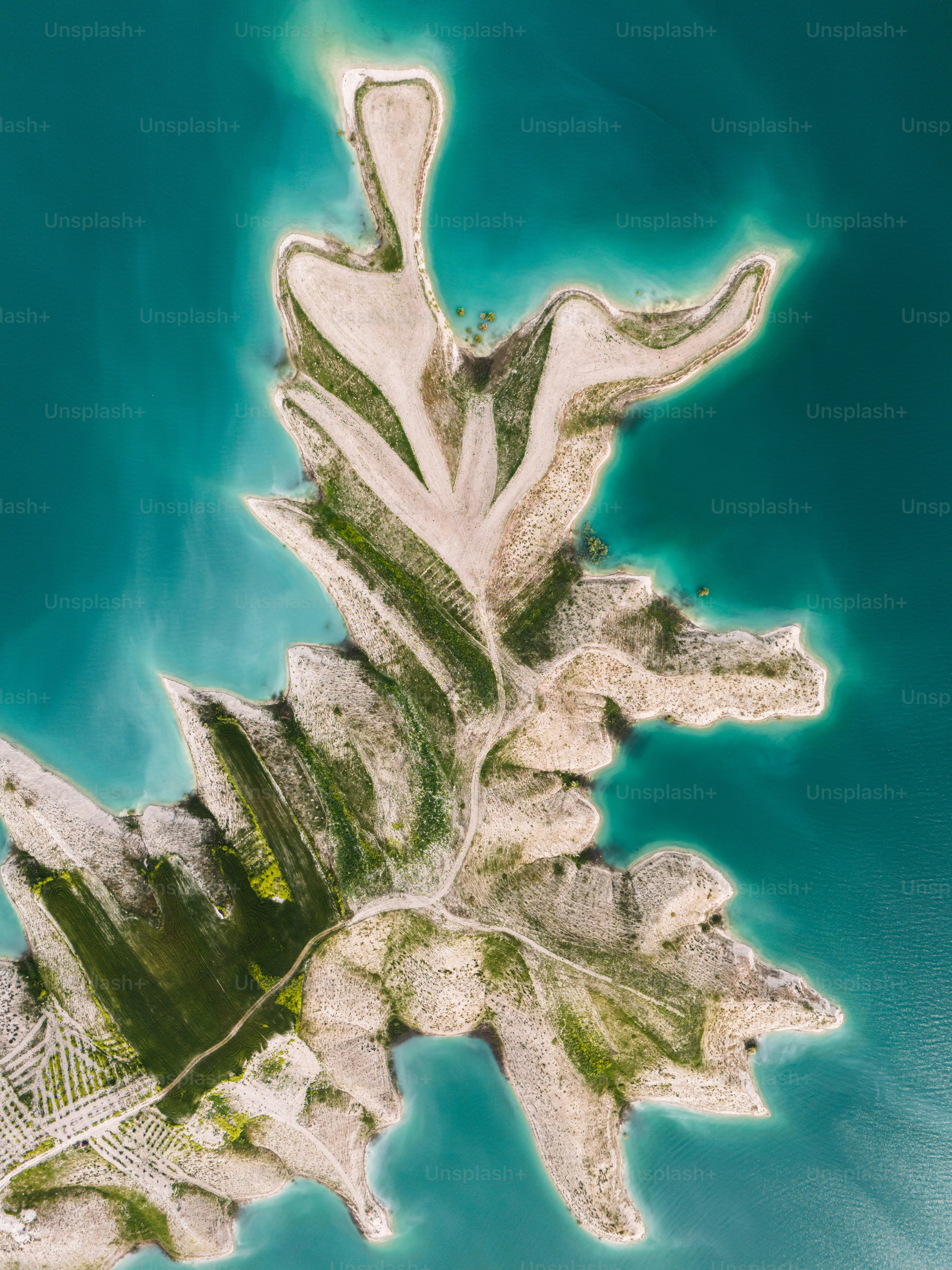 Una vista aérea de una isla en el océano