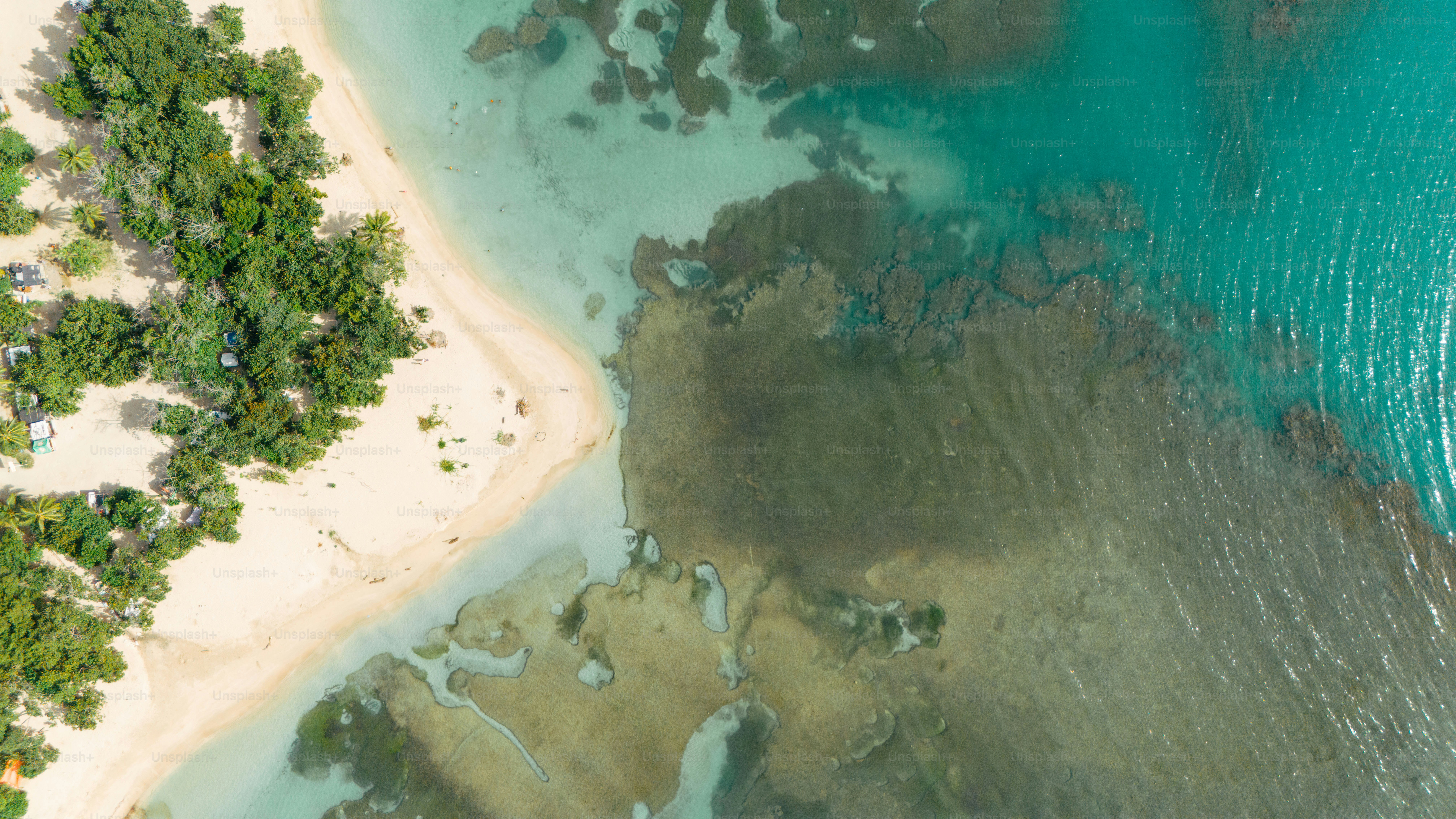 Eine Luftaufnahme eines Sandstrandes und des Ozeans