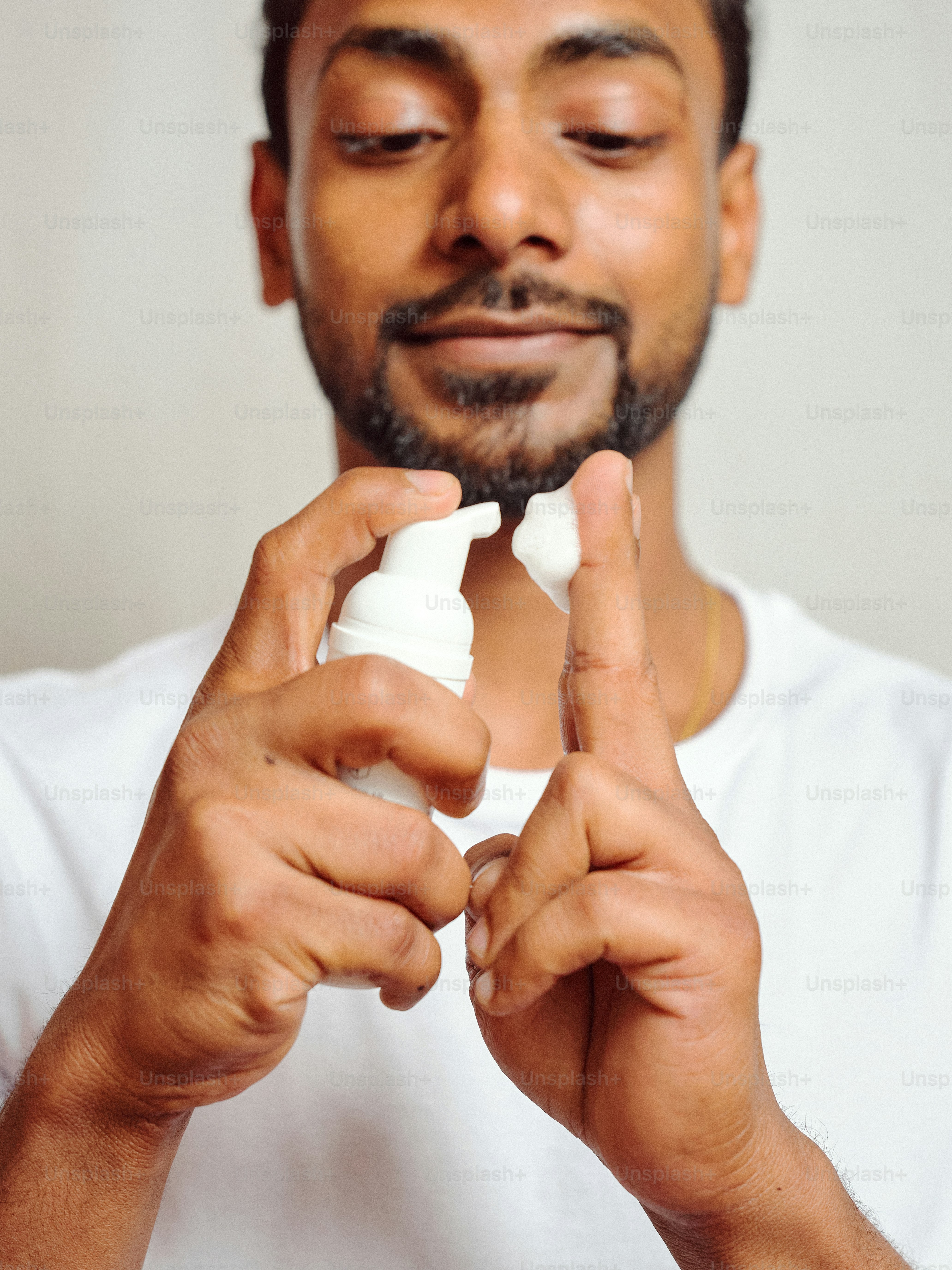 Un uomo che tiene tra le mani un oggetto bianco