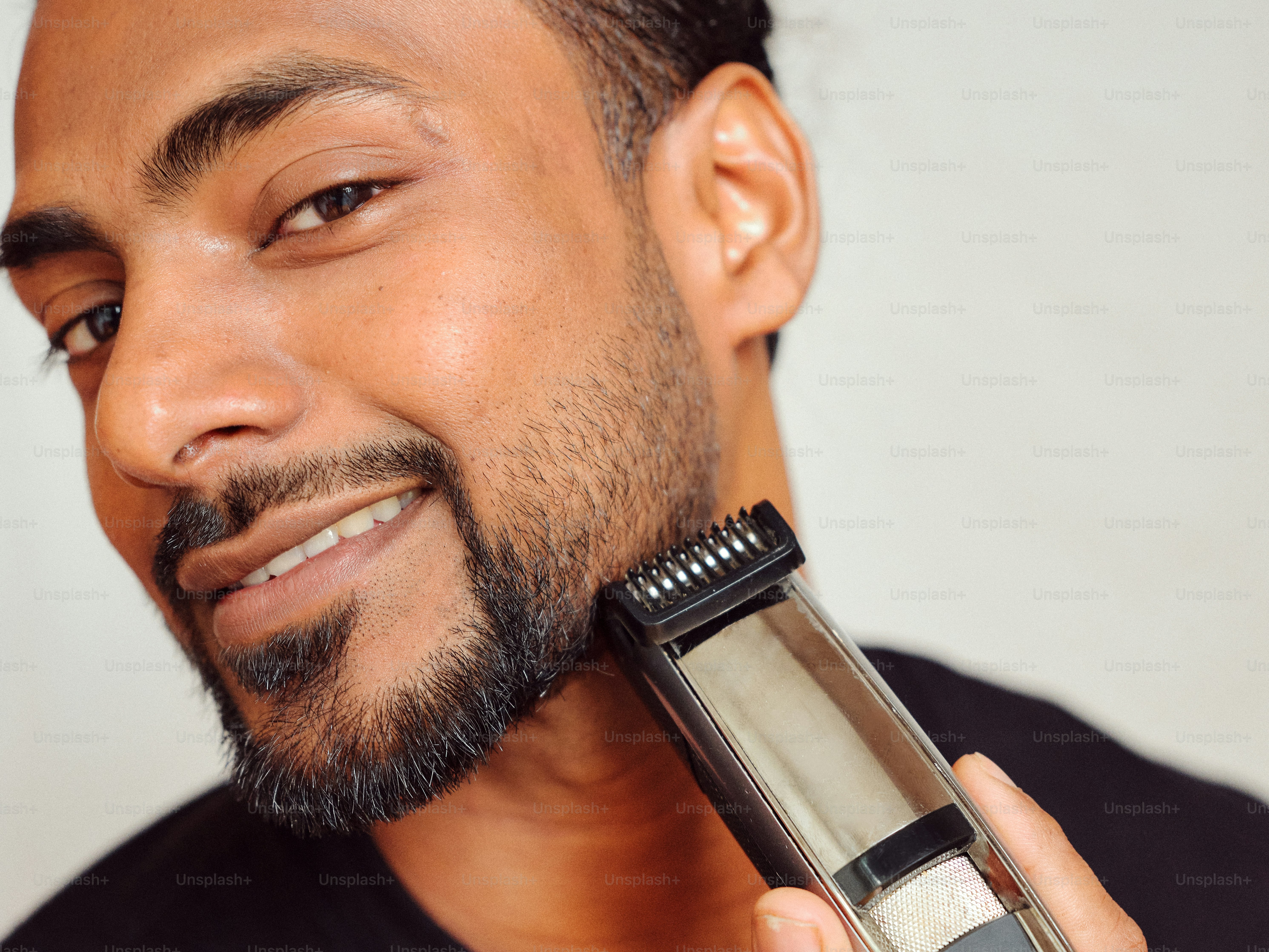 ヘアブラシを手に持つ男性