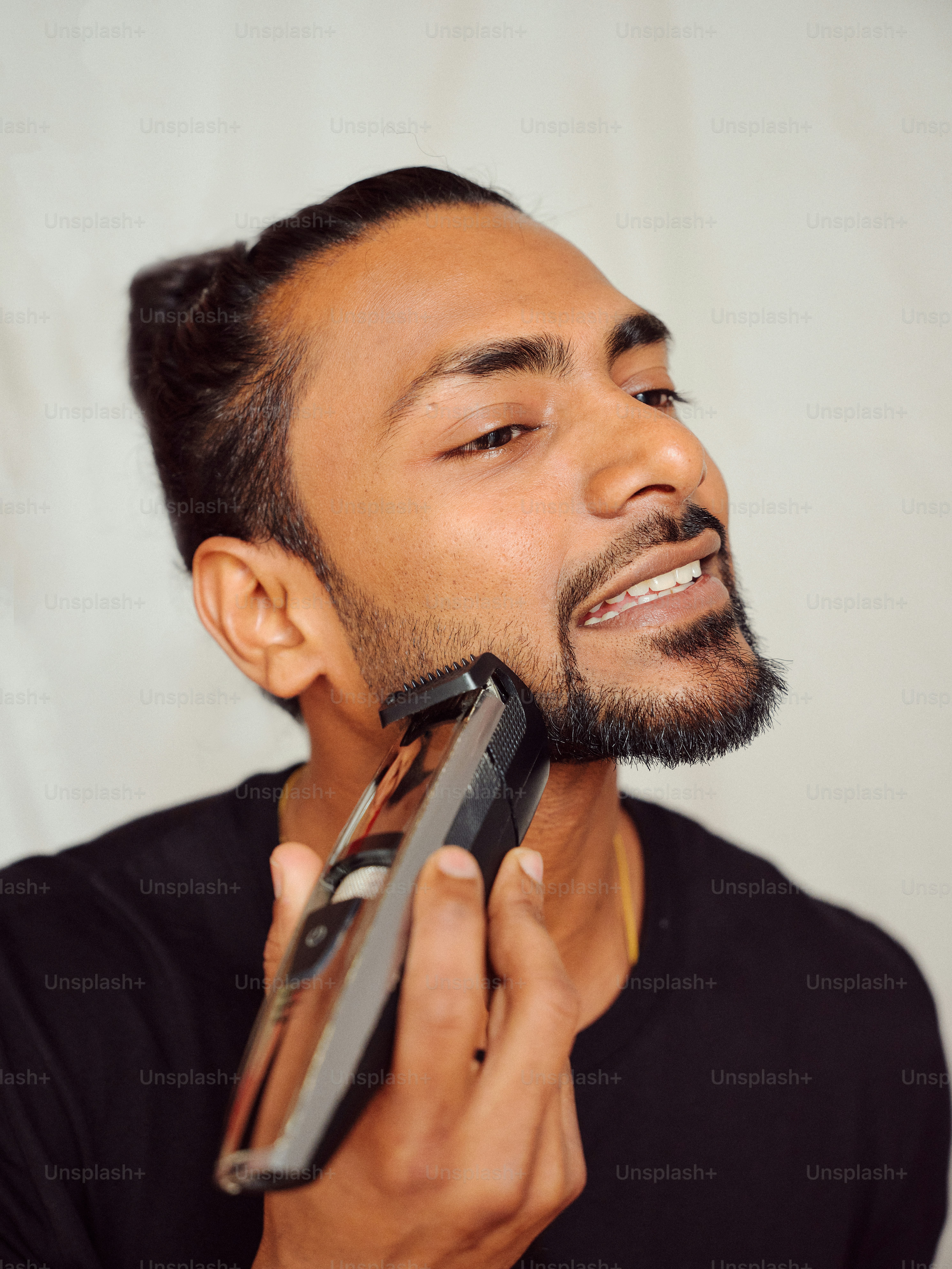 ヘアドライヤーを手に持つ男性