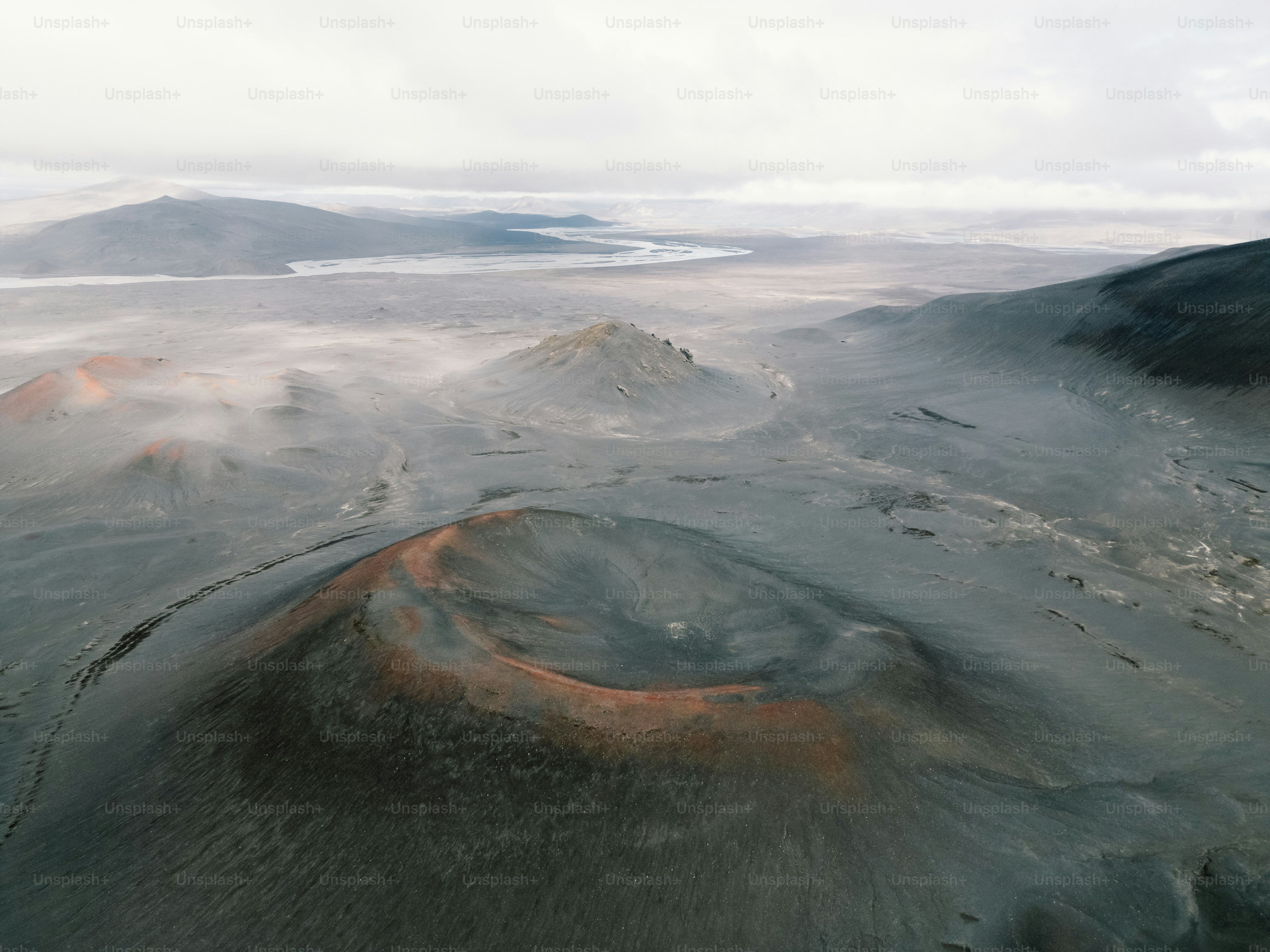 Una veduta aerea di una catena montuosa nel deserto