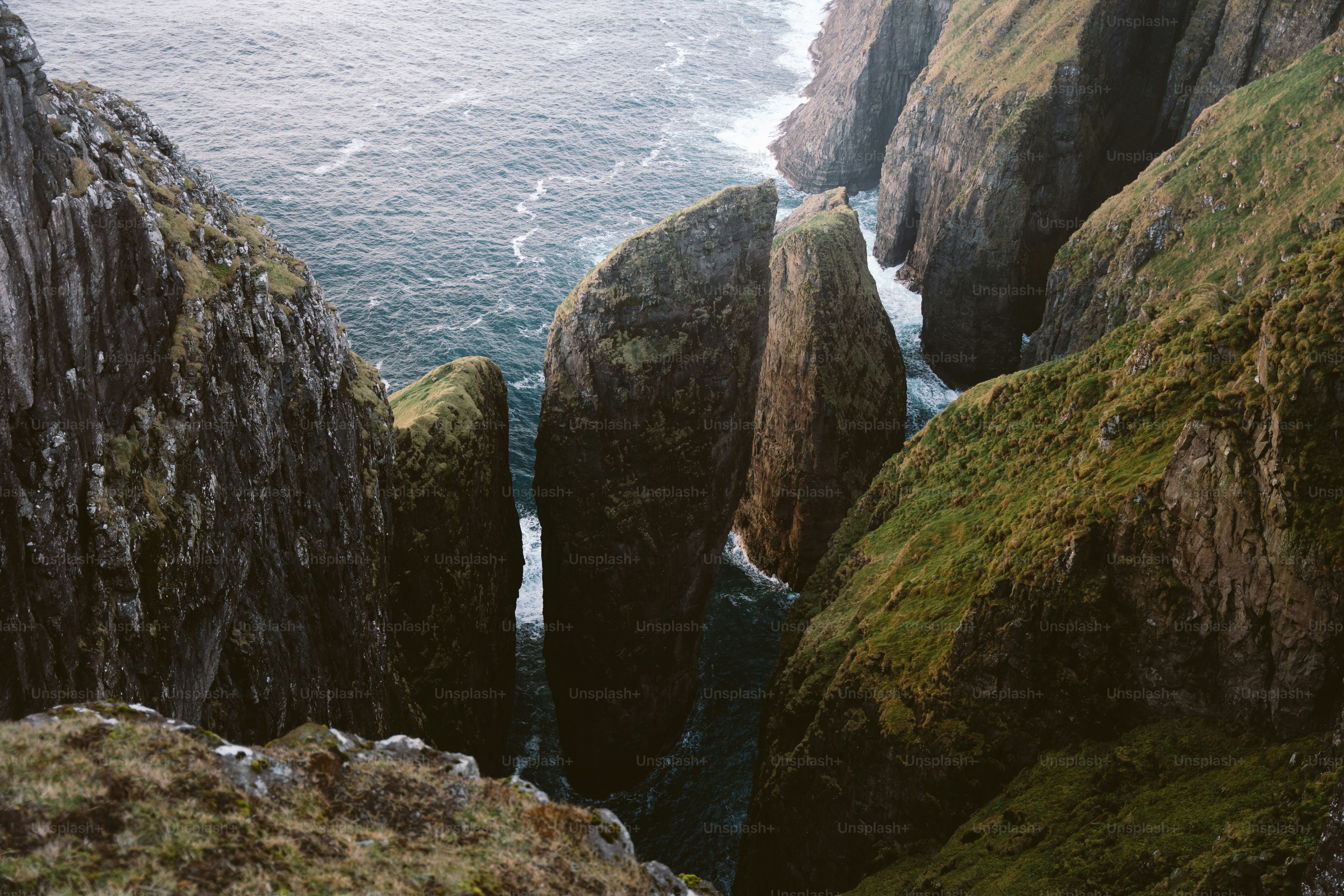 Una vista dell'oceano dalla cima di una montagna