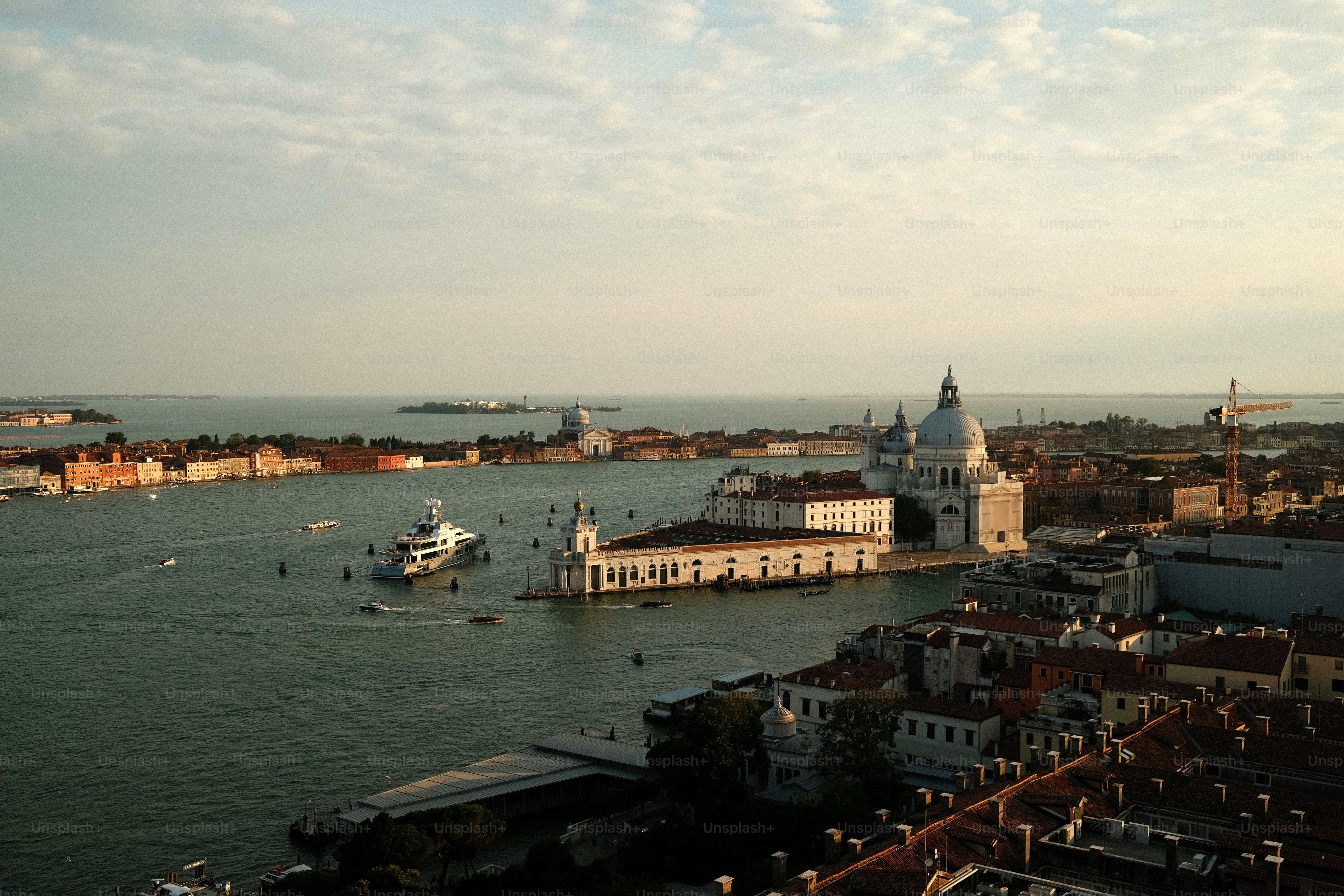 Una gran masa de agua rodeada de edificios