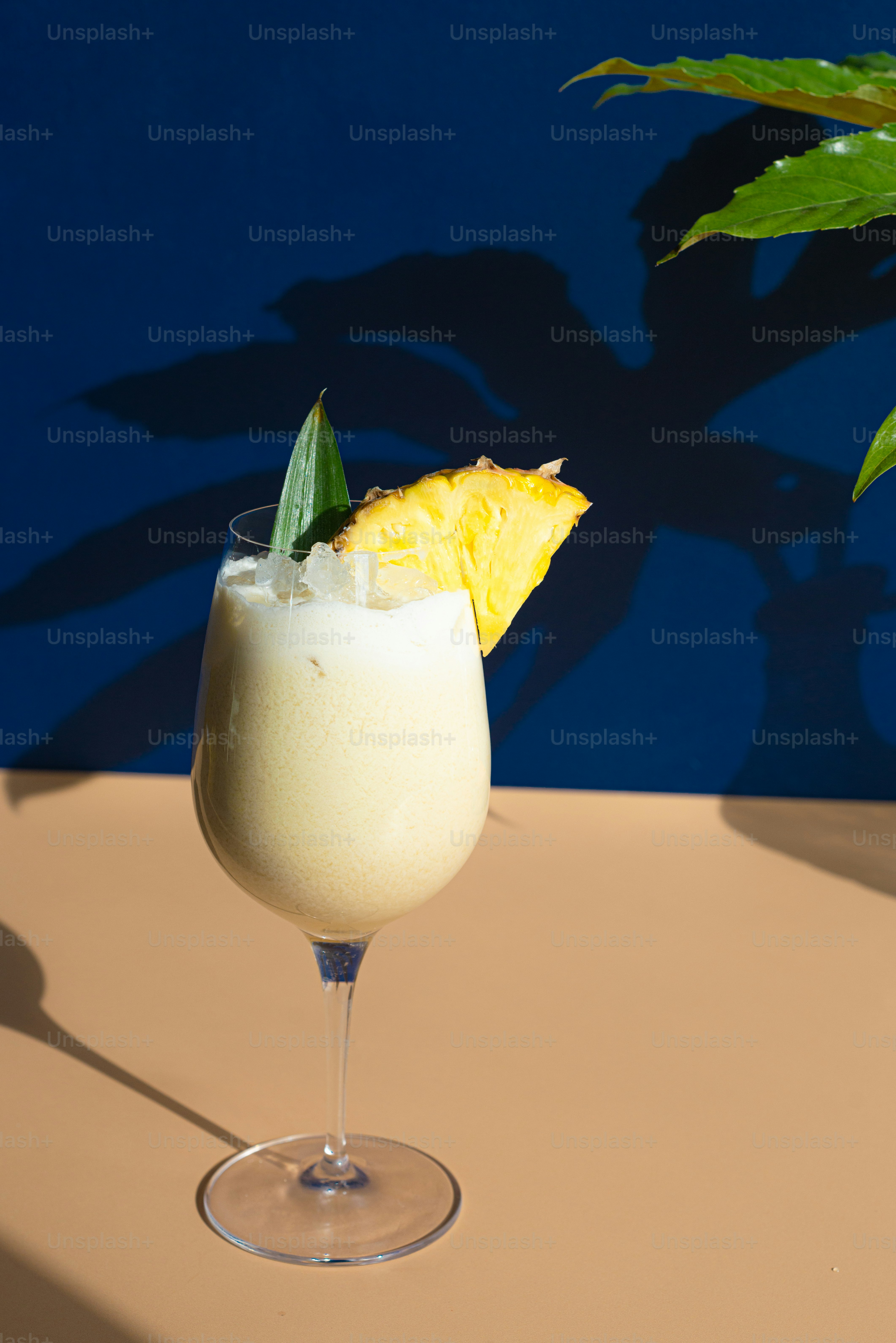Ein Getränk mit einer Ananasgarnitur in einem Glas
