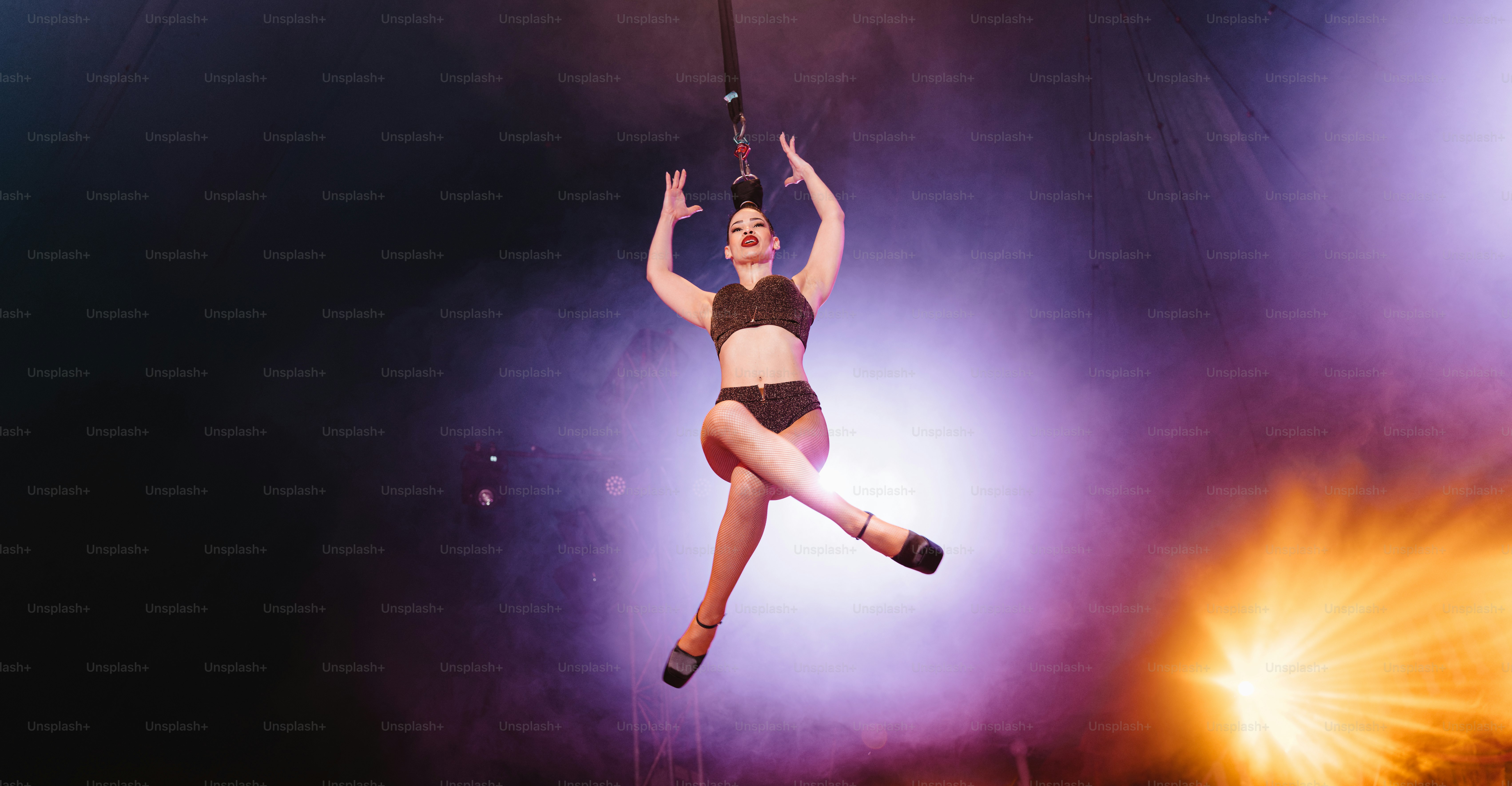 기둥에 매달린 비키니를 입은 여성