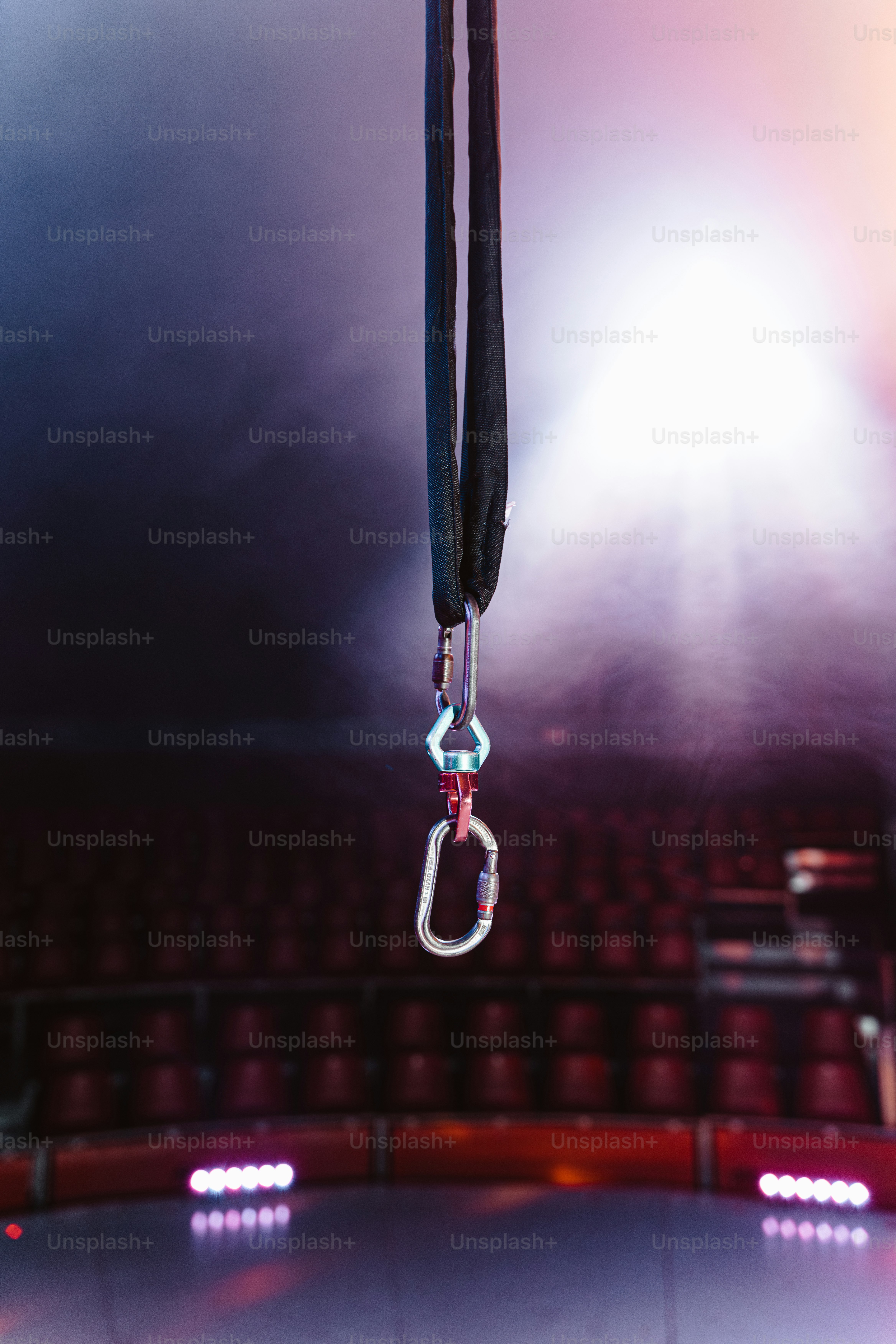 극장 천장에 매달려 있는 크레인