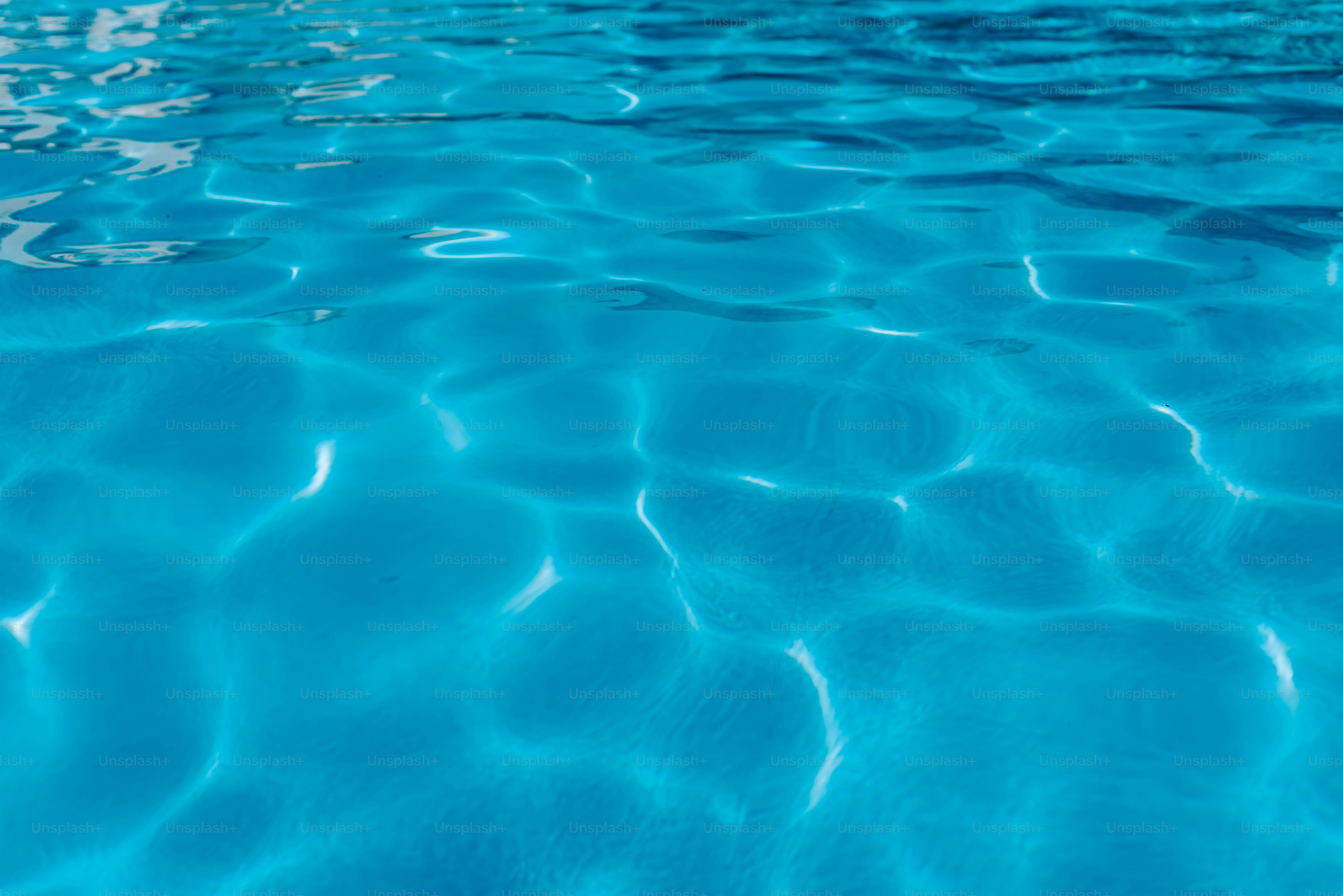 Ein Schwimmbad mit klarem blauem Wasser