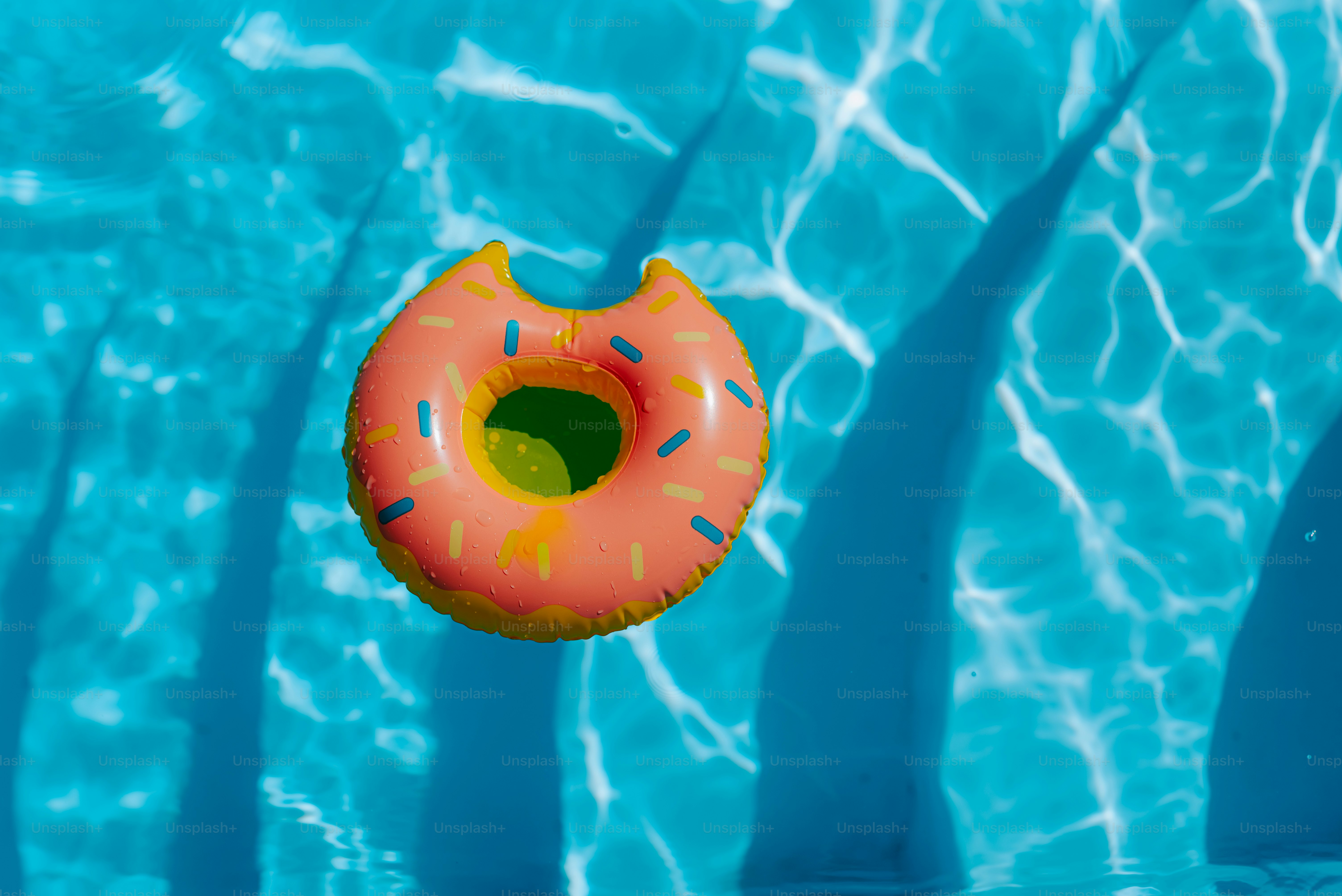 Ein aufblasbarer Ring, der in einem Wasserbecken schwimmt