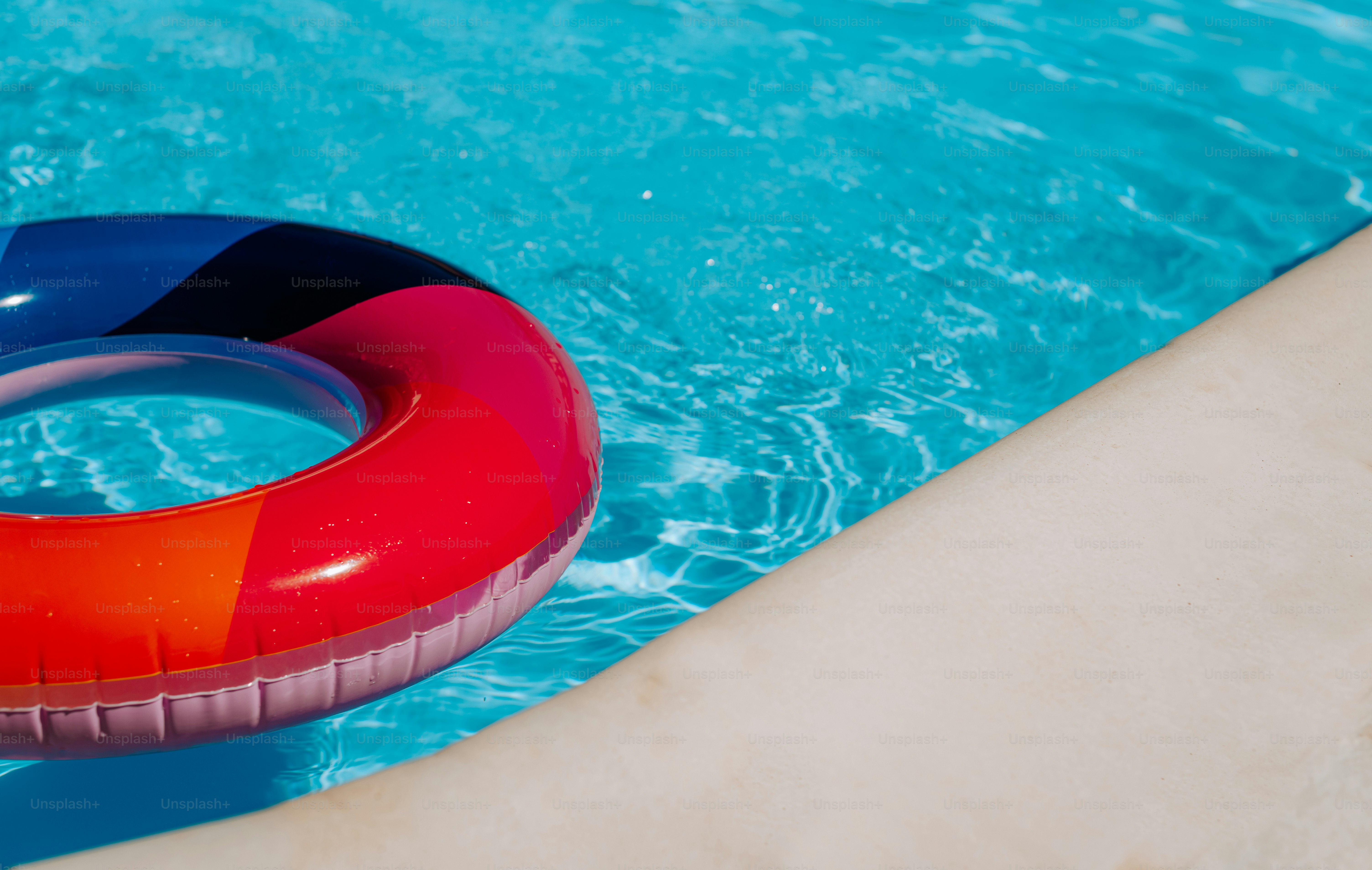 Ein Rettungsring, der in einem Wasserbecken schwimmt