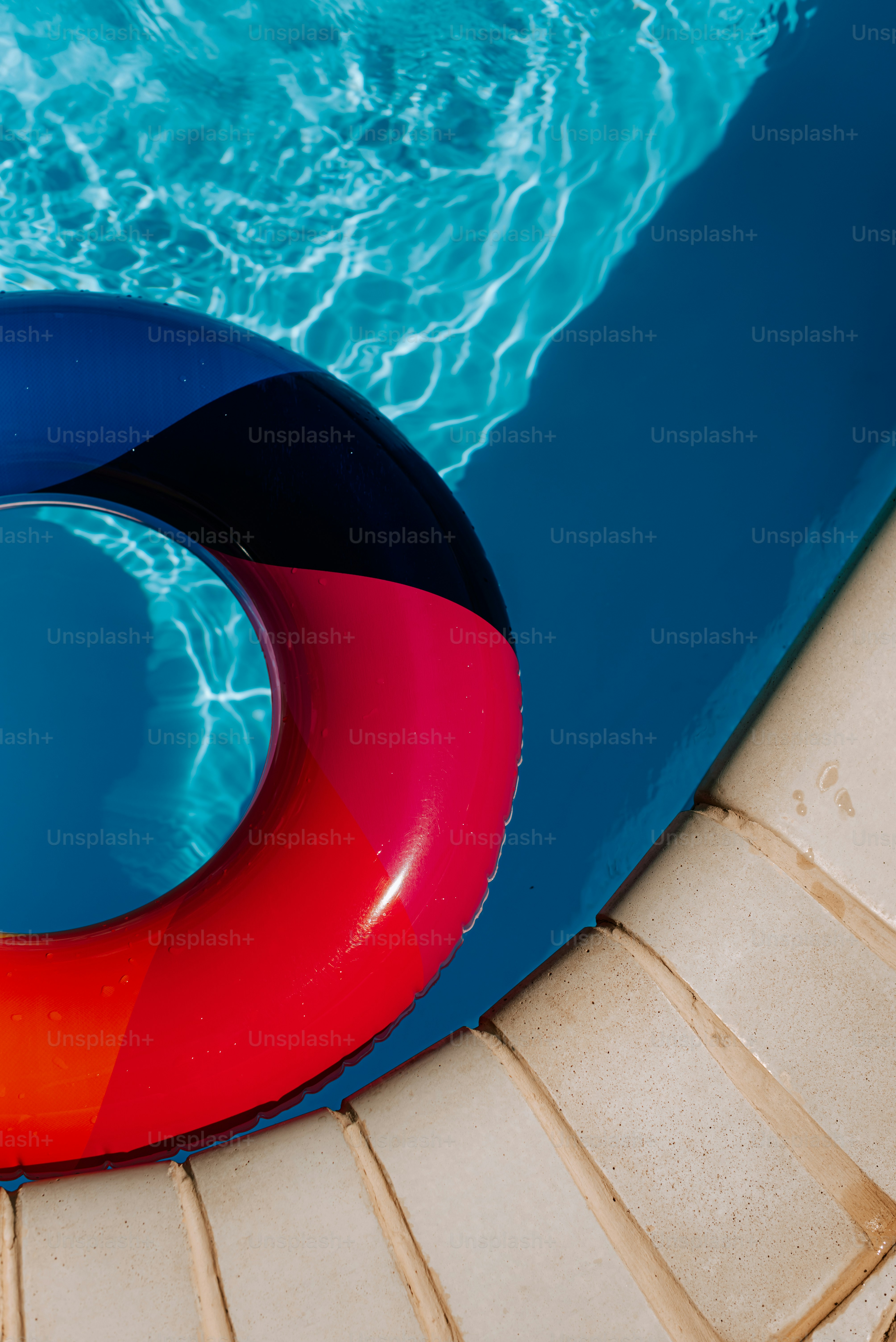 Ein Pool mit einem roten, blauen und schwarzen Ring darin