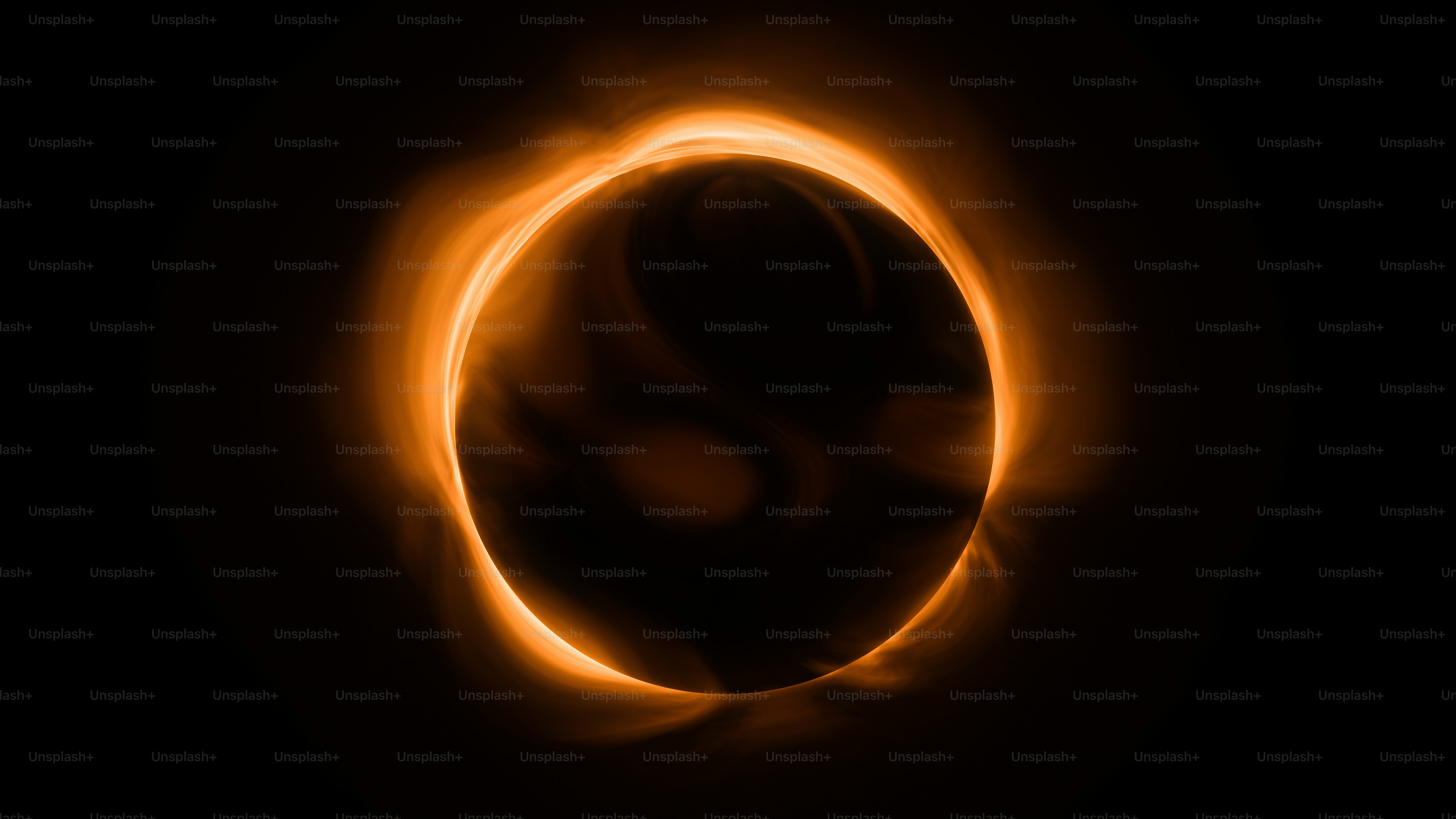 Un'eclissi solare con sfondo nero