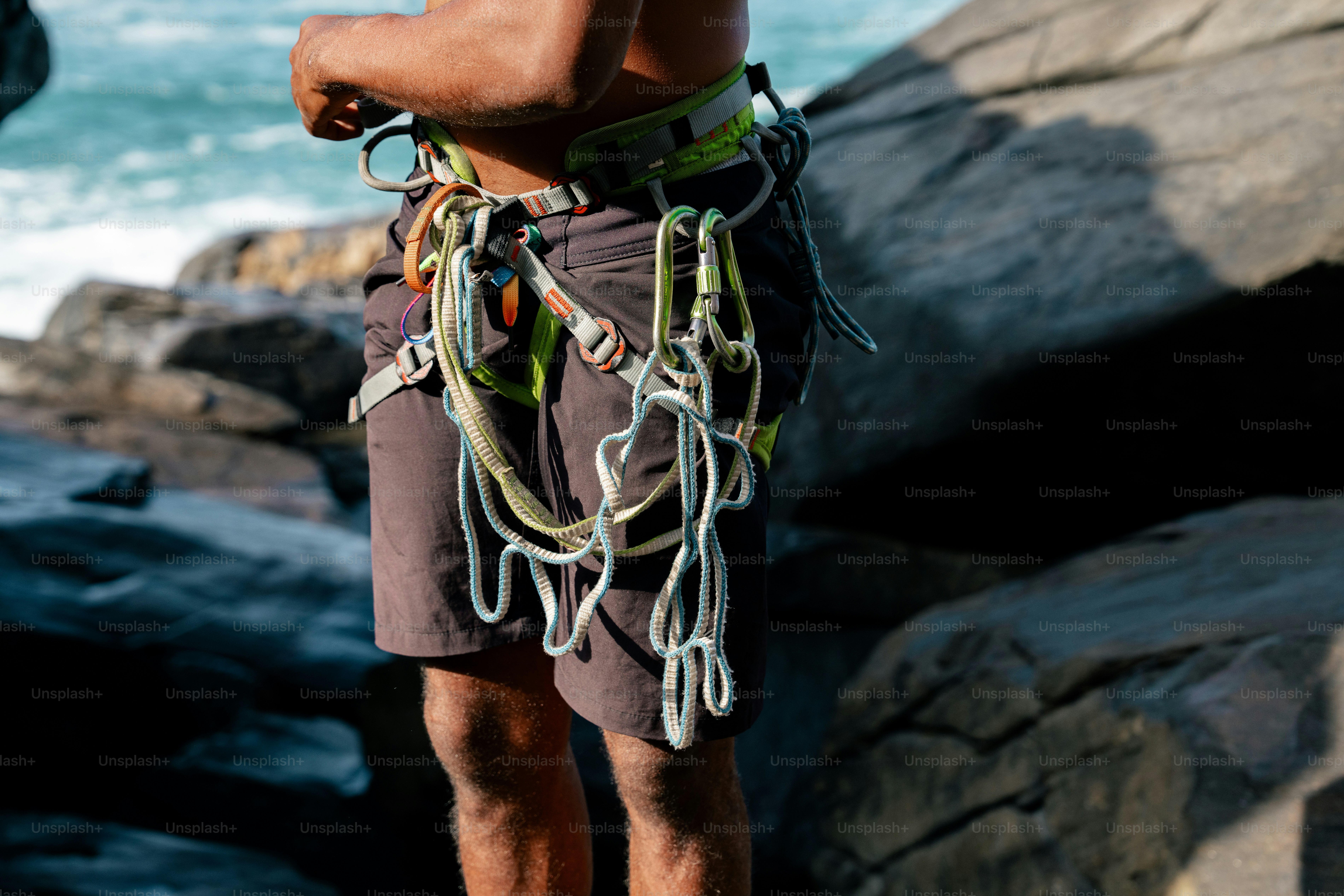 Un uomo in piedi in cima a una roccia vicino all'oceano