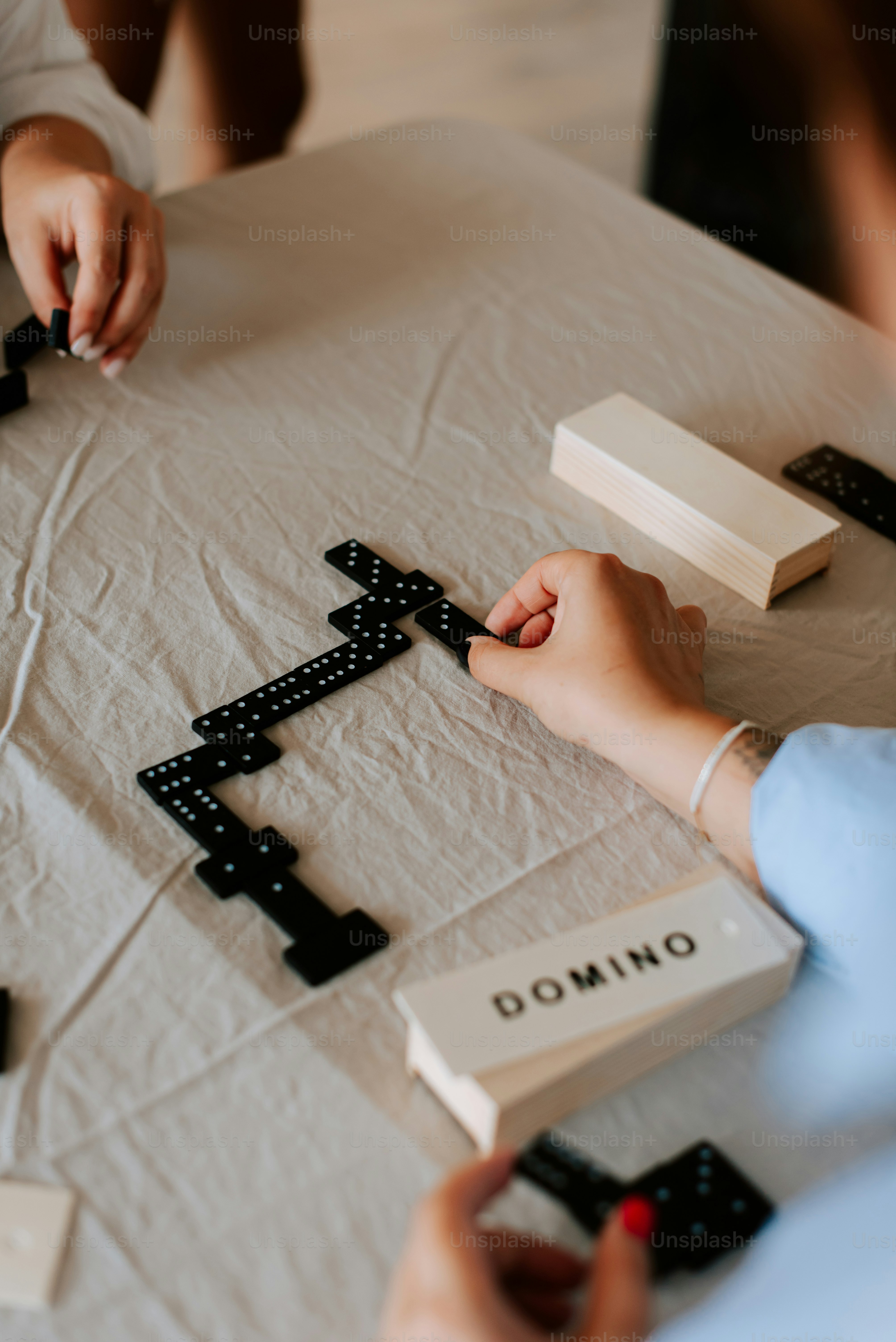Un grupo de personas jugando al juego de mesa de dominó