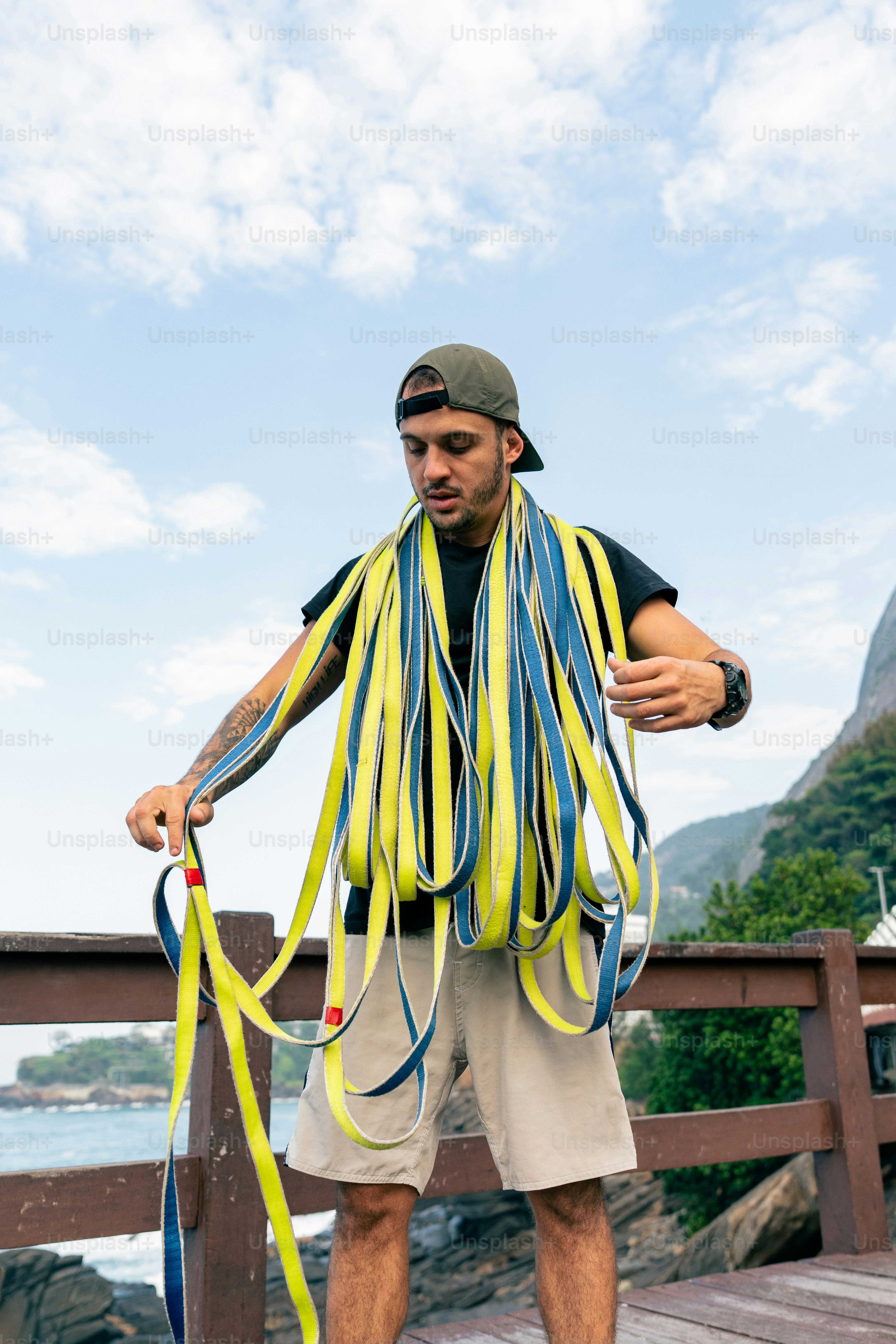 Un uomo in piedi su un molo che tiene una corda