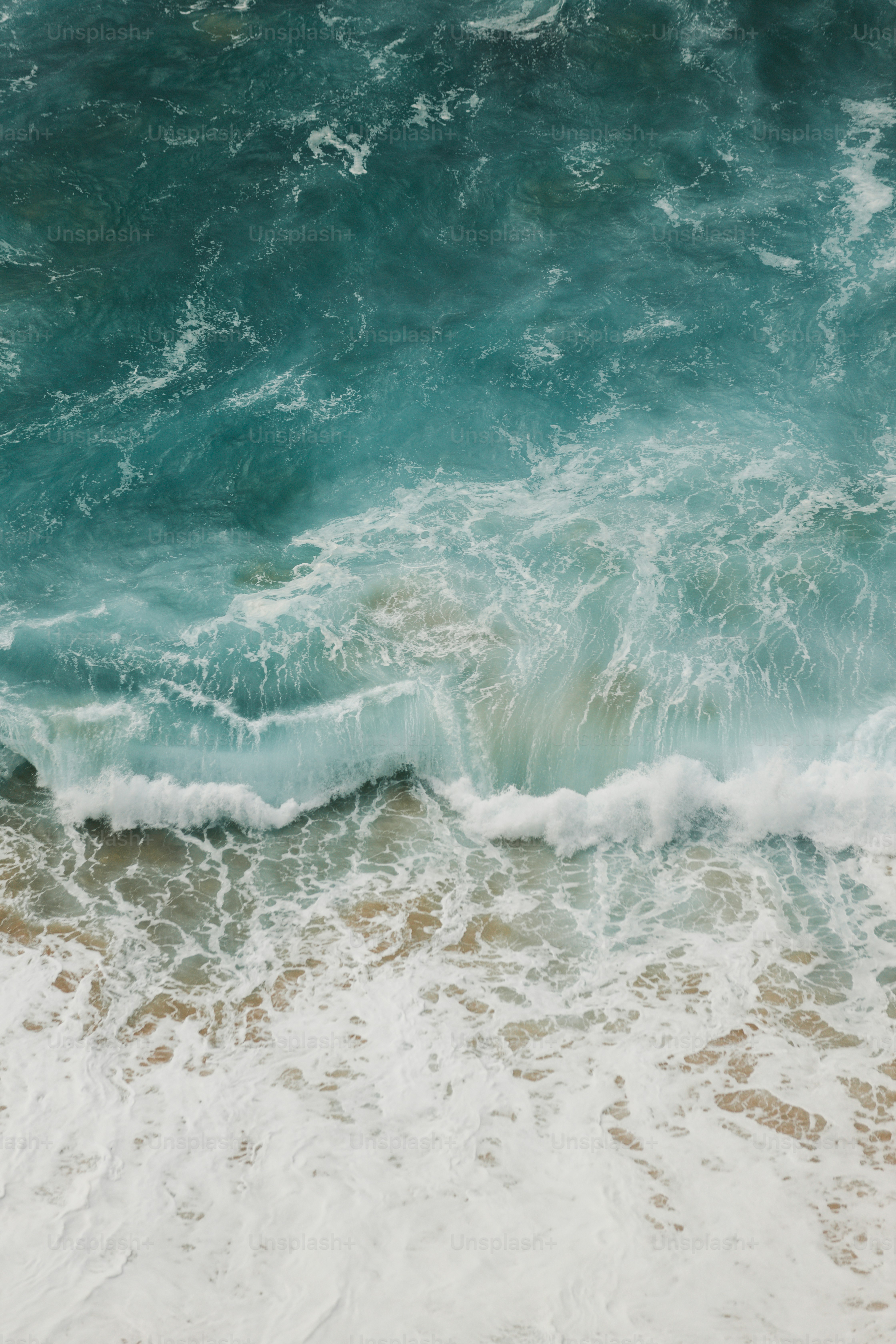 Um corpo de água foto – Imagem sobre Praia na Unsplash, image size:3000x4500