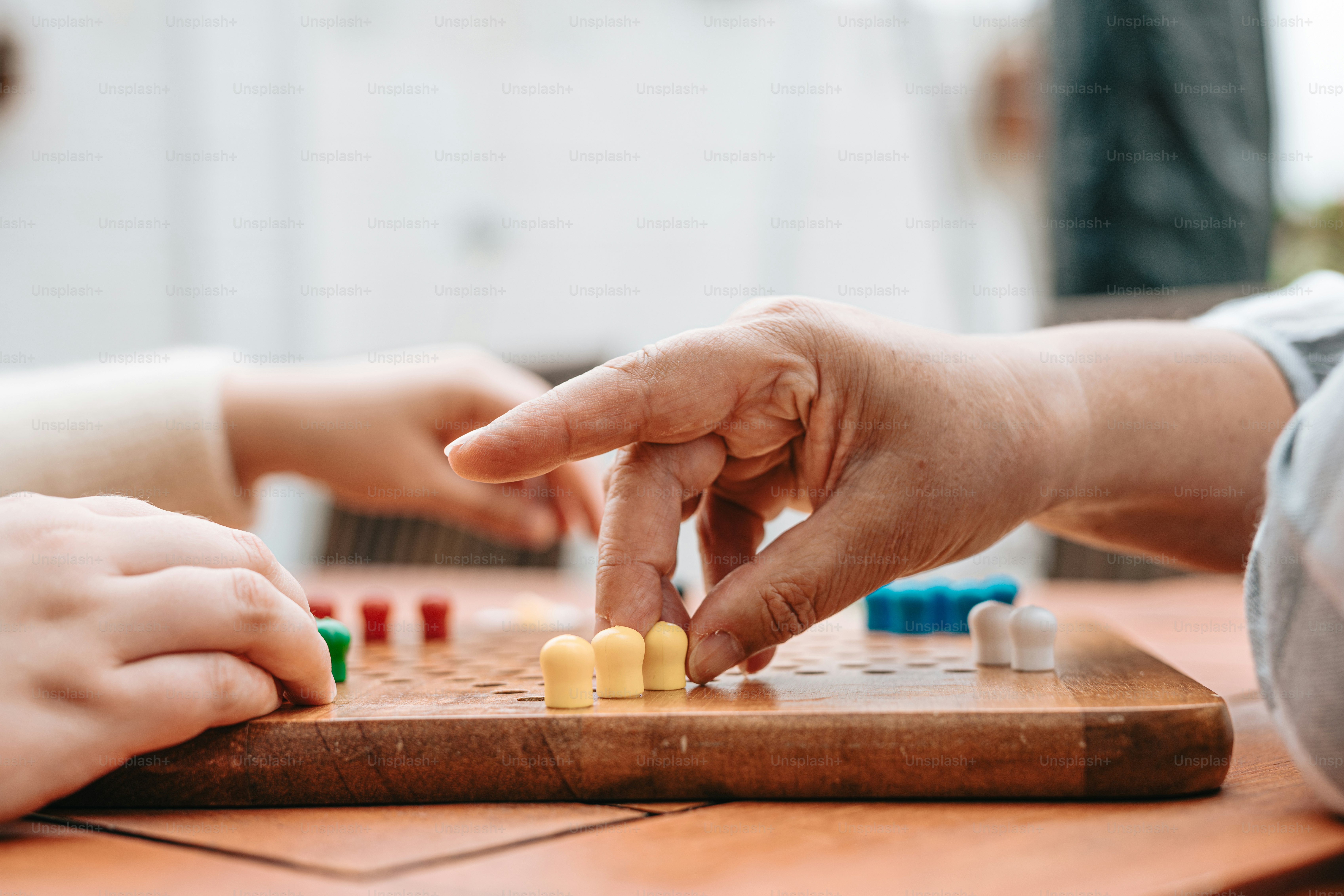 Zwei Personen, die auf einem Tisch ein Brettspiel spielen