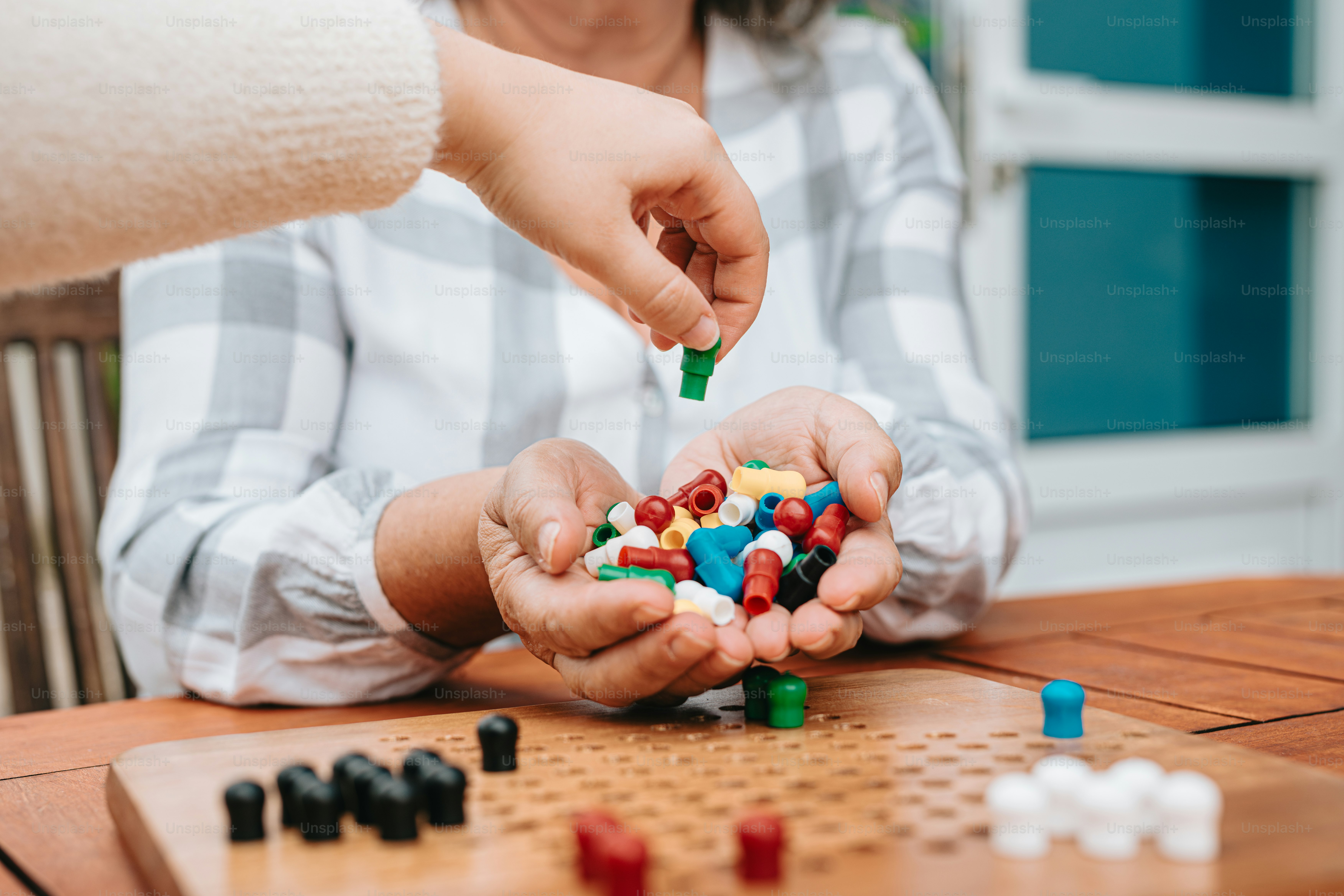 Zwei Personen, die an einem Tisch eine Partie Monopol spielen