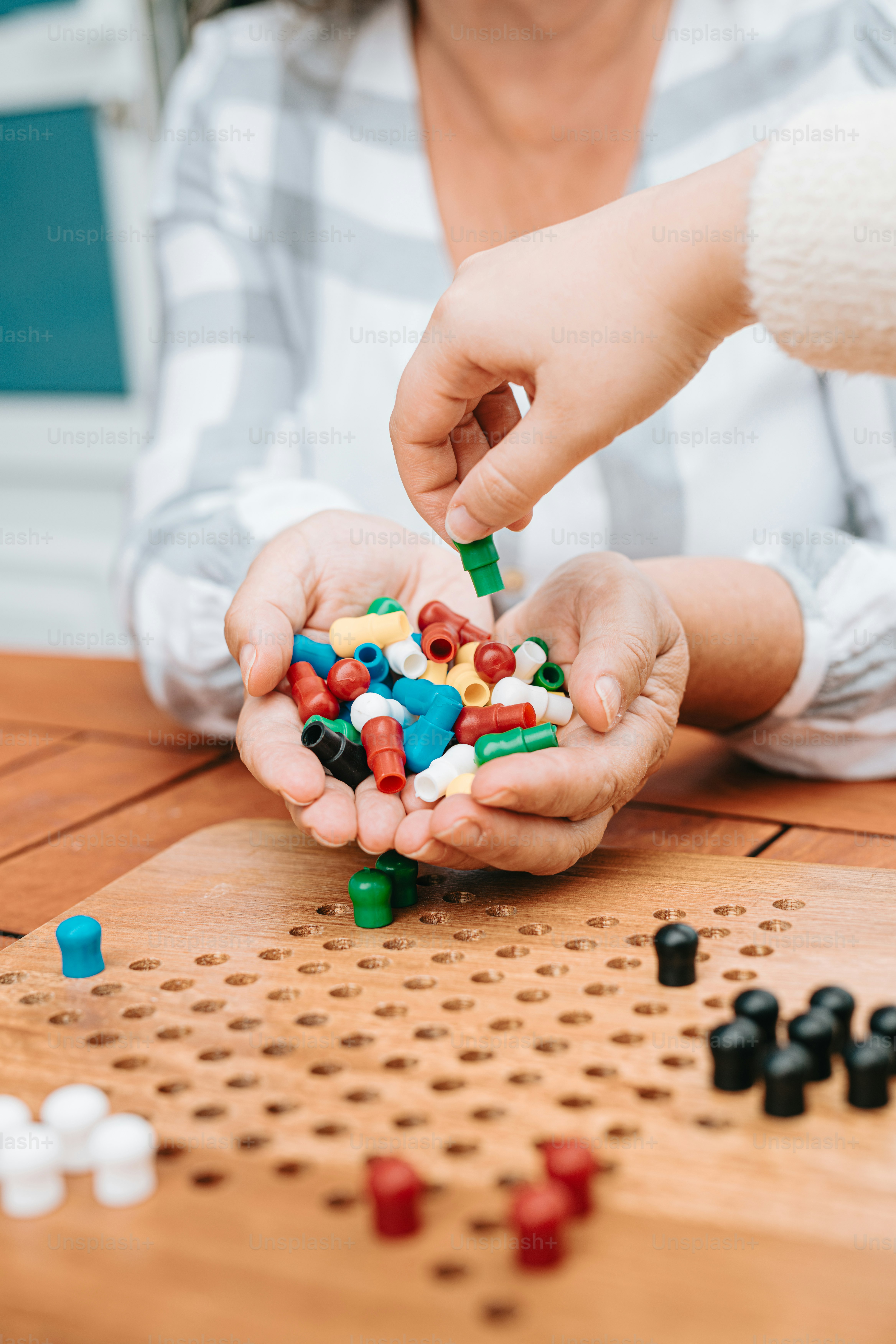 Eine Frau, die mit einem Kind ein Brettspiel spielt