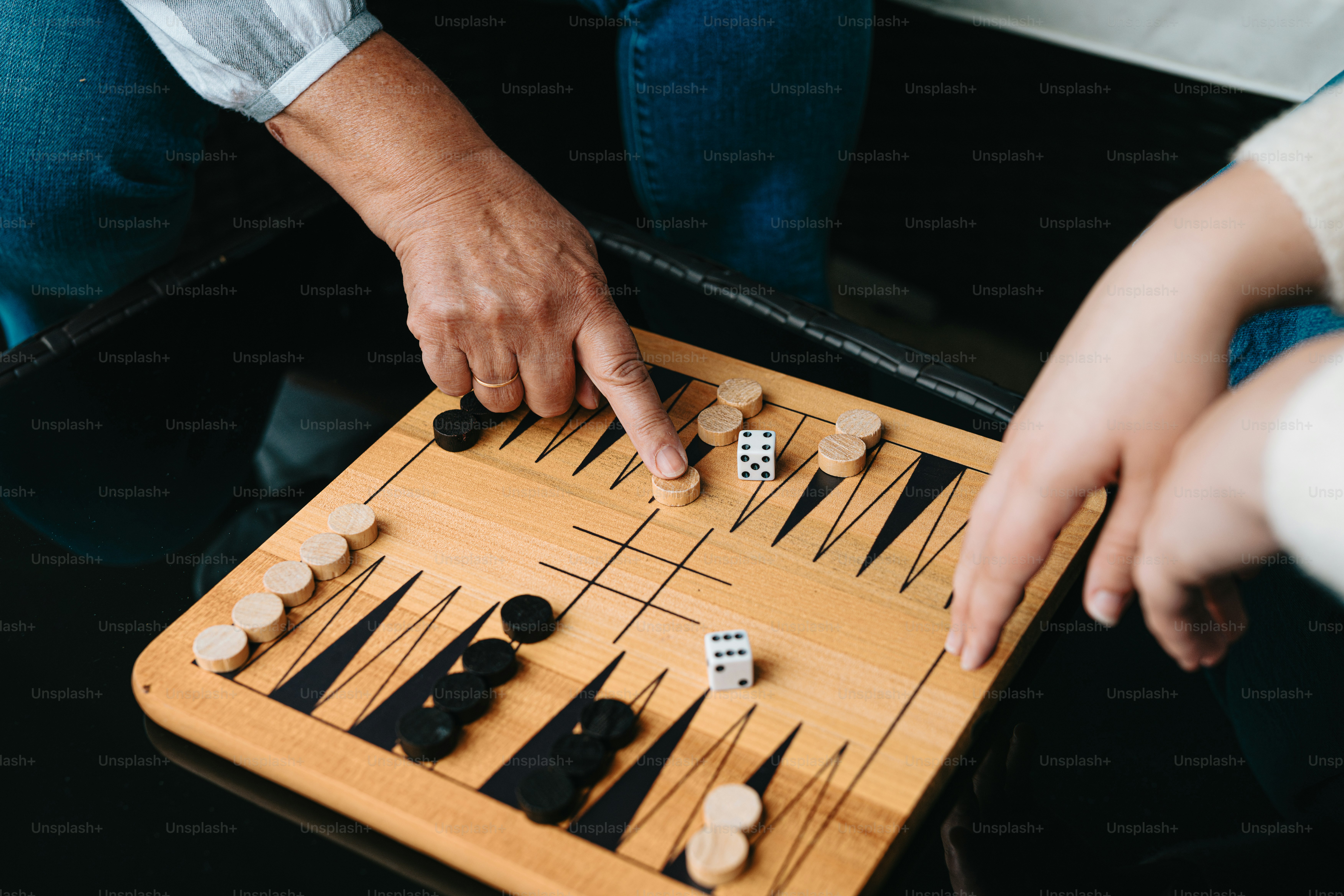 Zwei Personen spielen eine Partie Dame