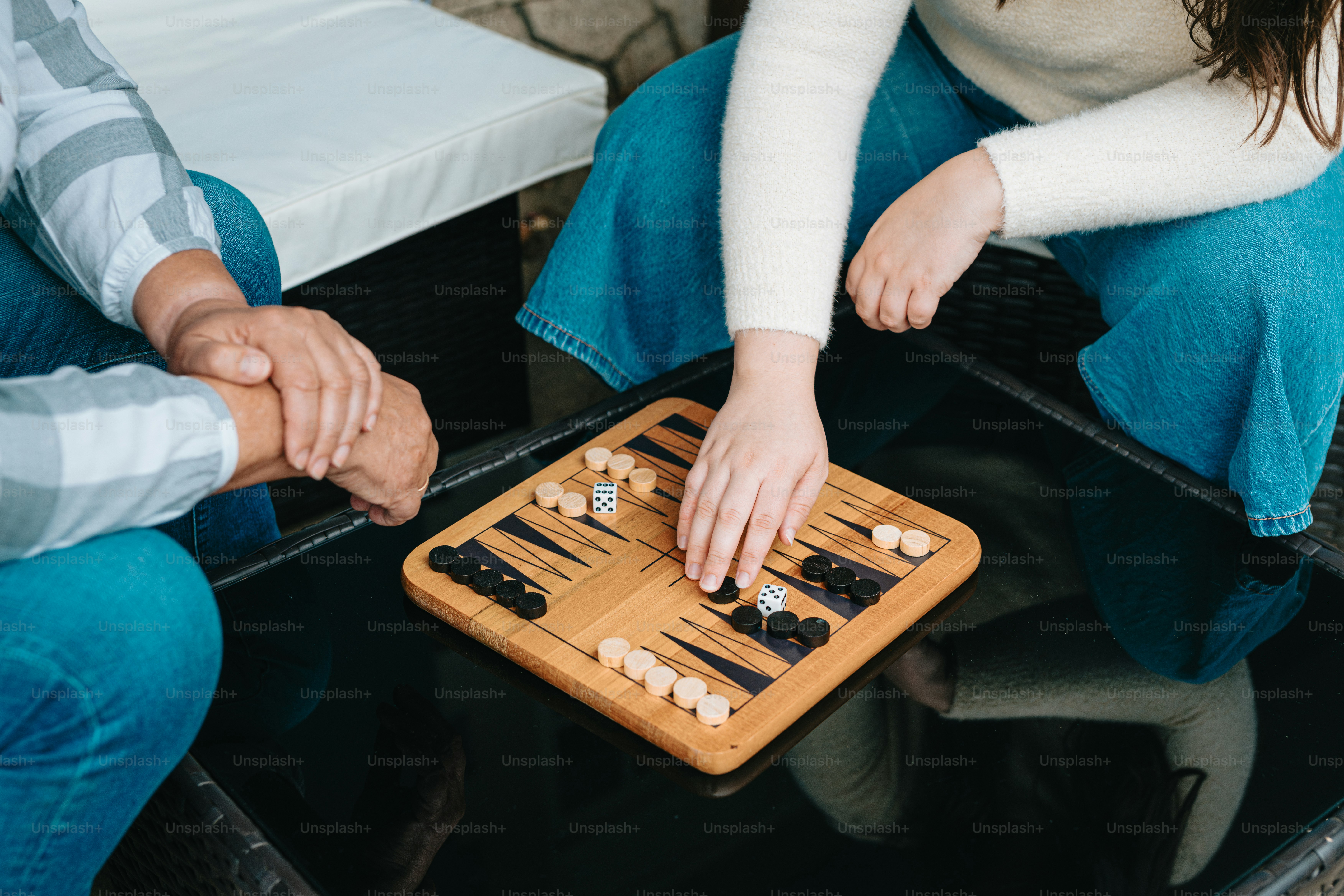 Ein paar Leute, die eine Partie Dame spielen