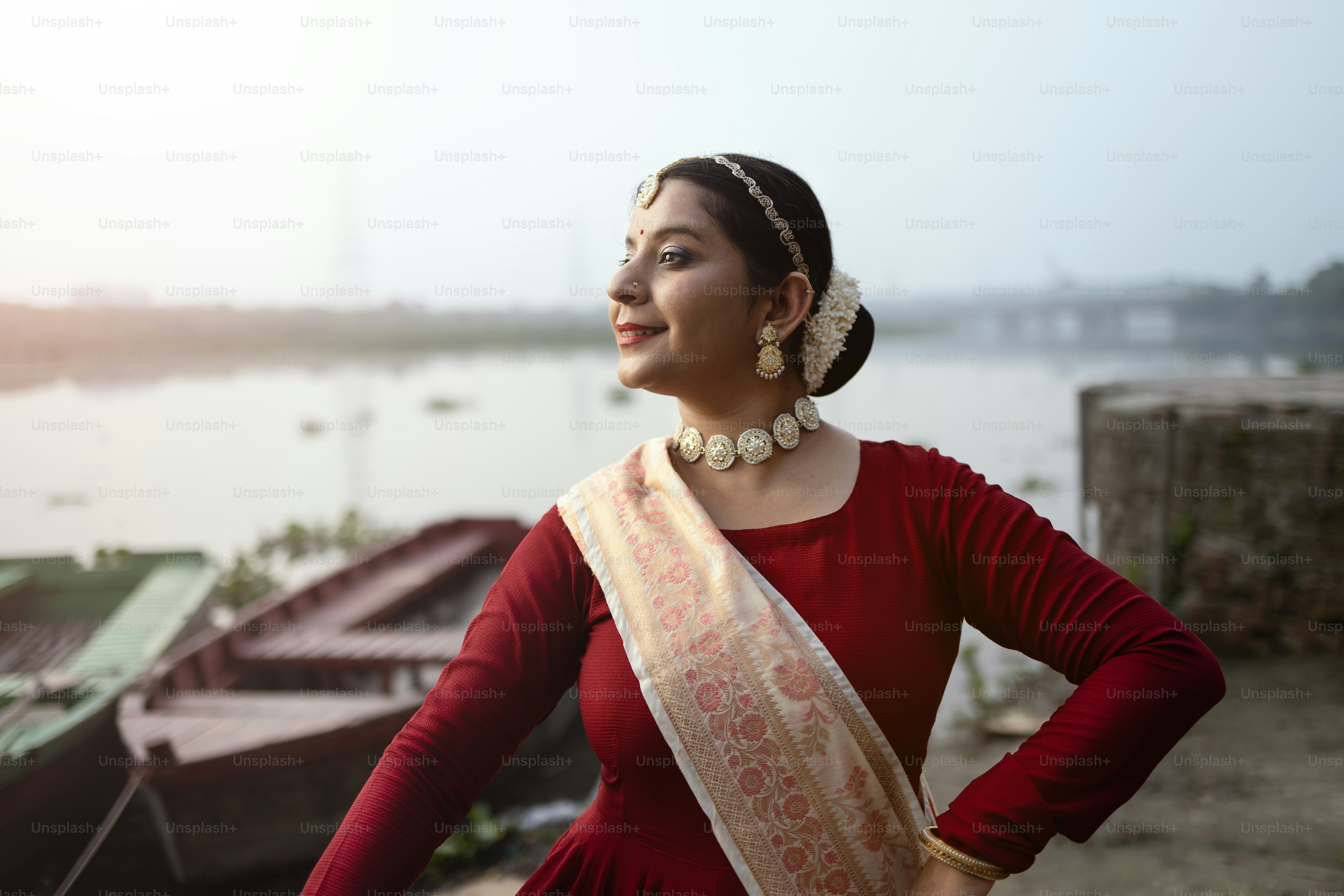 A woman standing next to a body of water photo – India Image on Unsplash