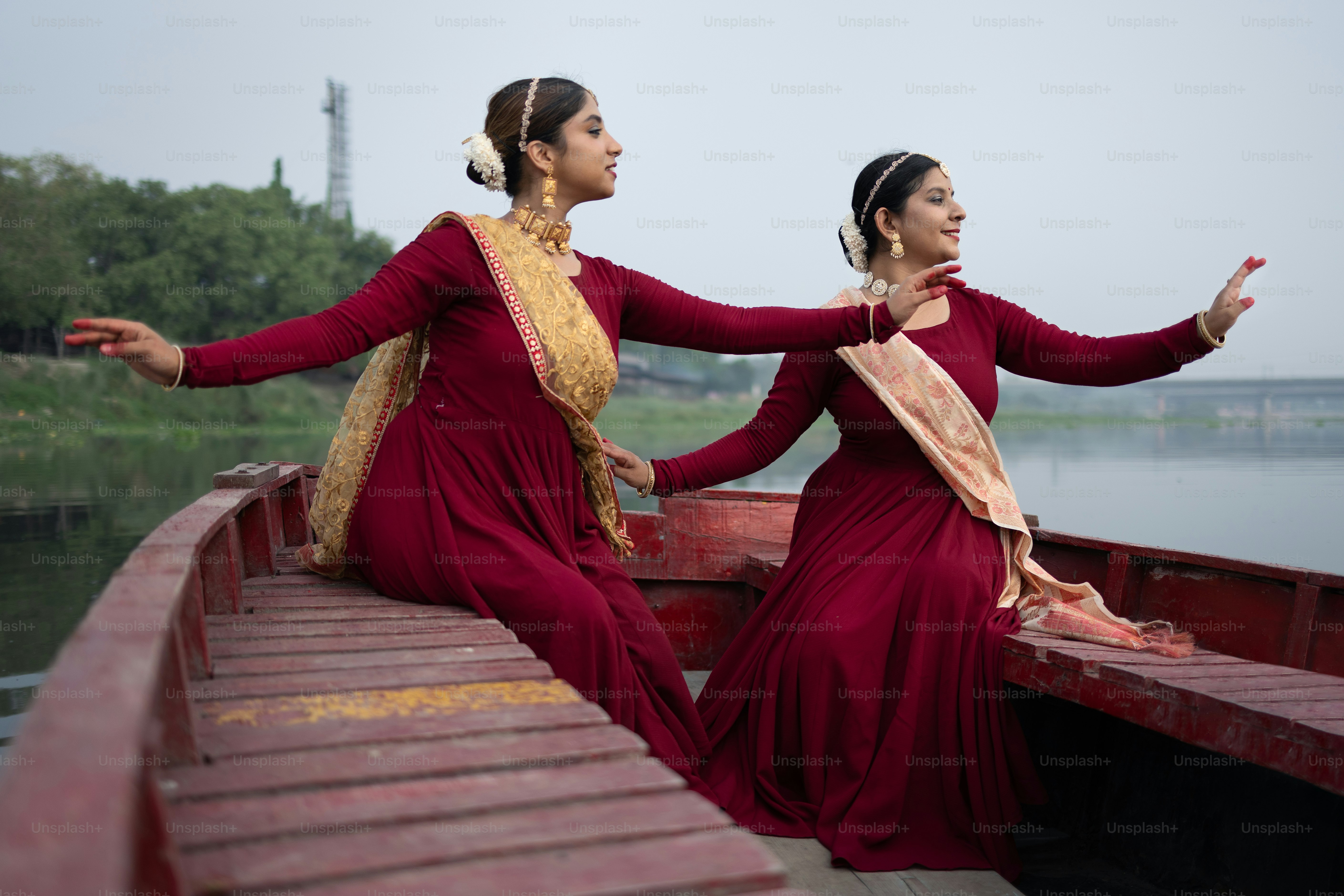 Deux femmes assises sur un bateau dans l’eau