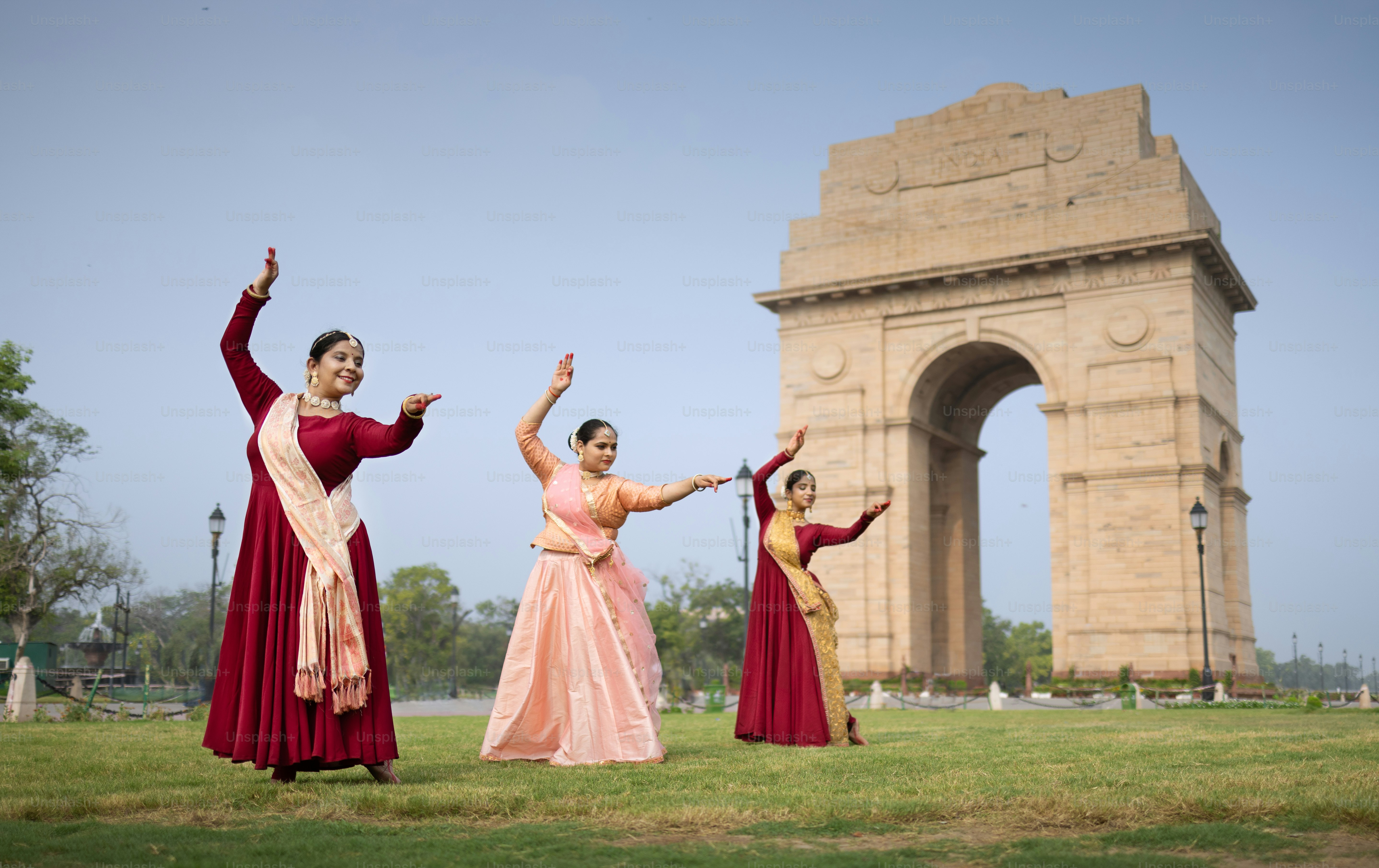 Un groupe de femmes dansant devant un monument