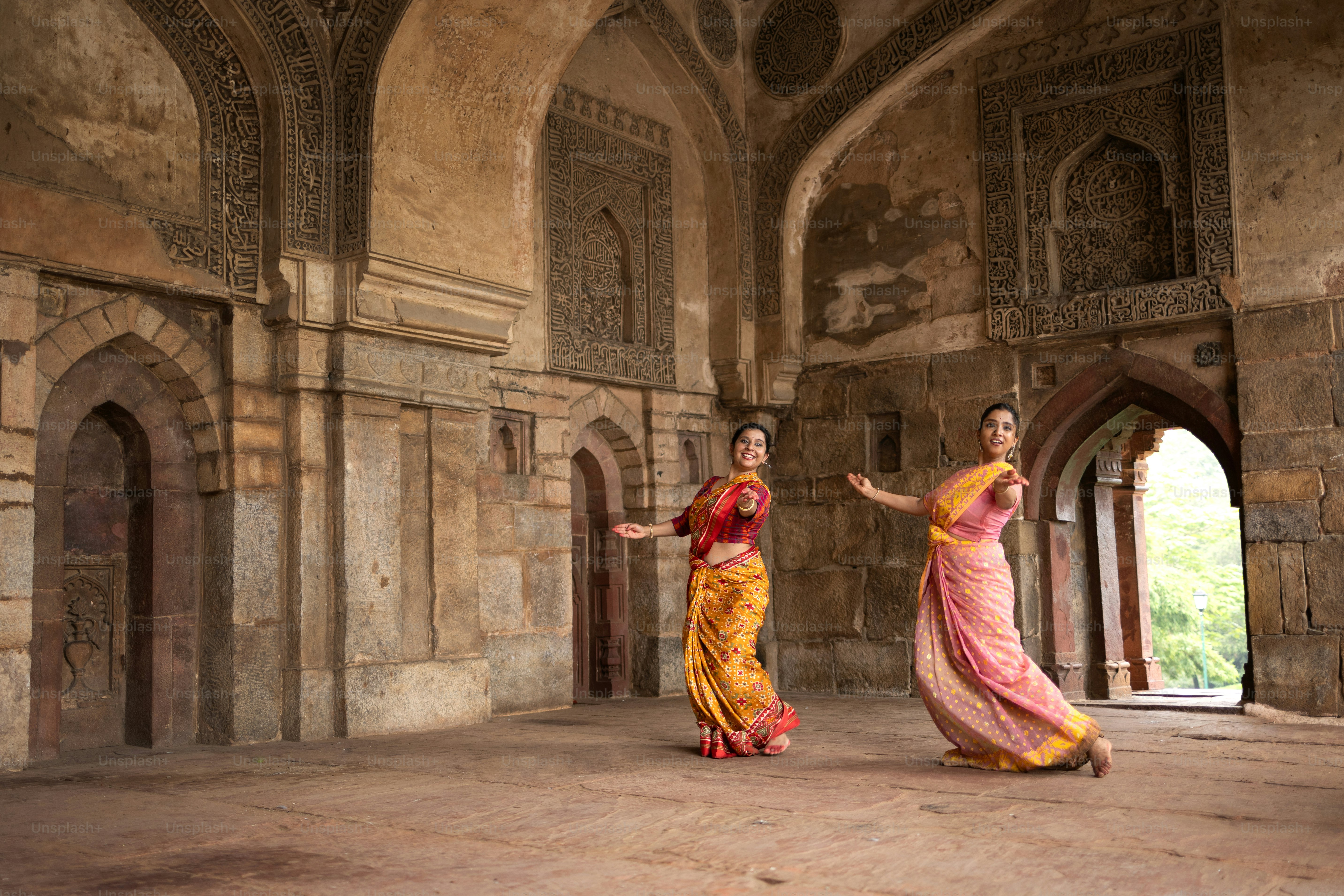 Quelques femmes debout l’une à côté de l’autre