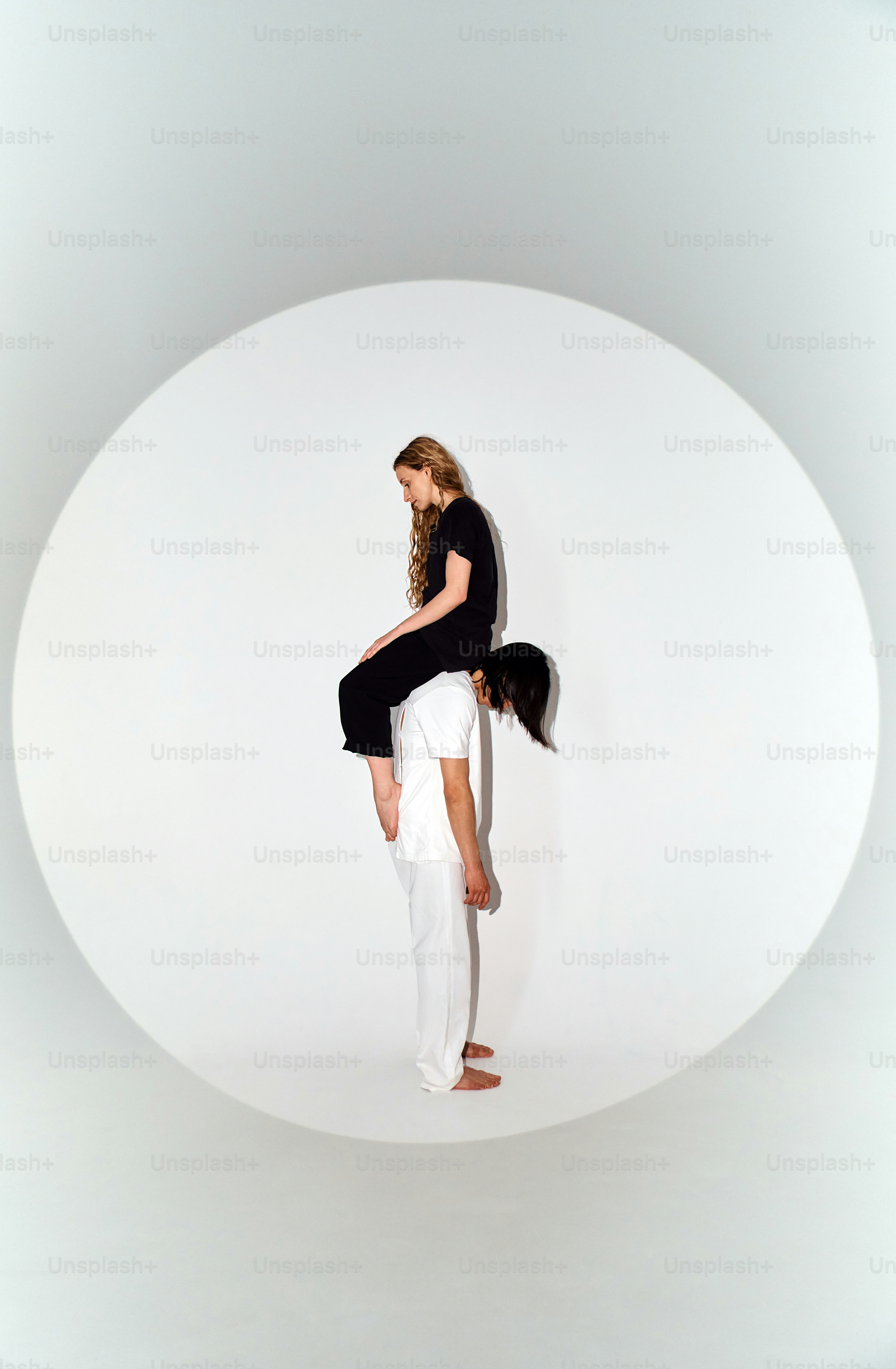 Uma mulher que está em um pé em uma sala branca