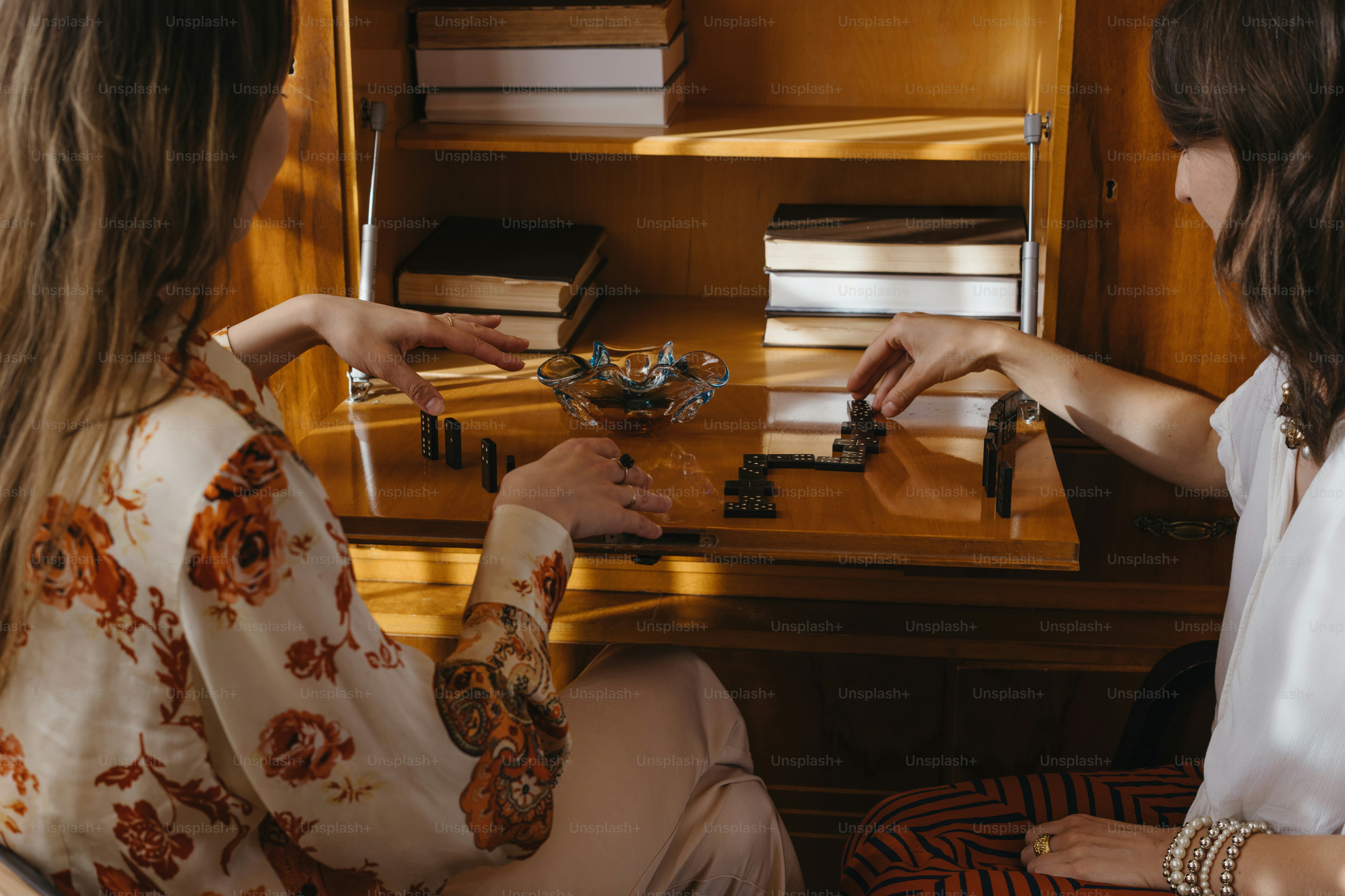 Zwei Frauen sitzen an einem Klavier und spielen ein Musikinstrument