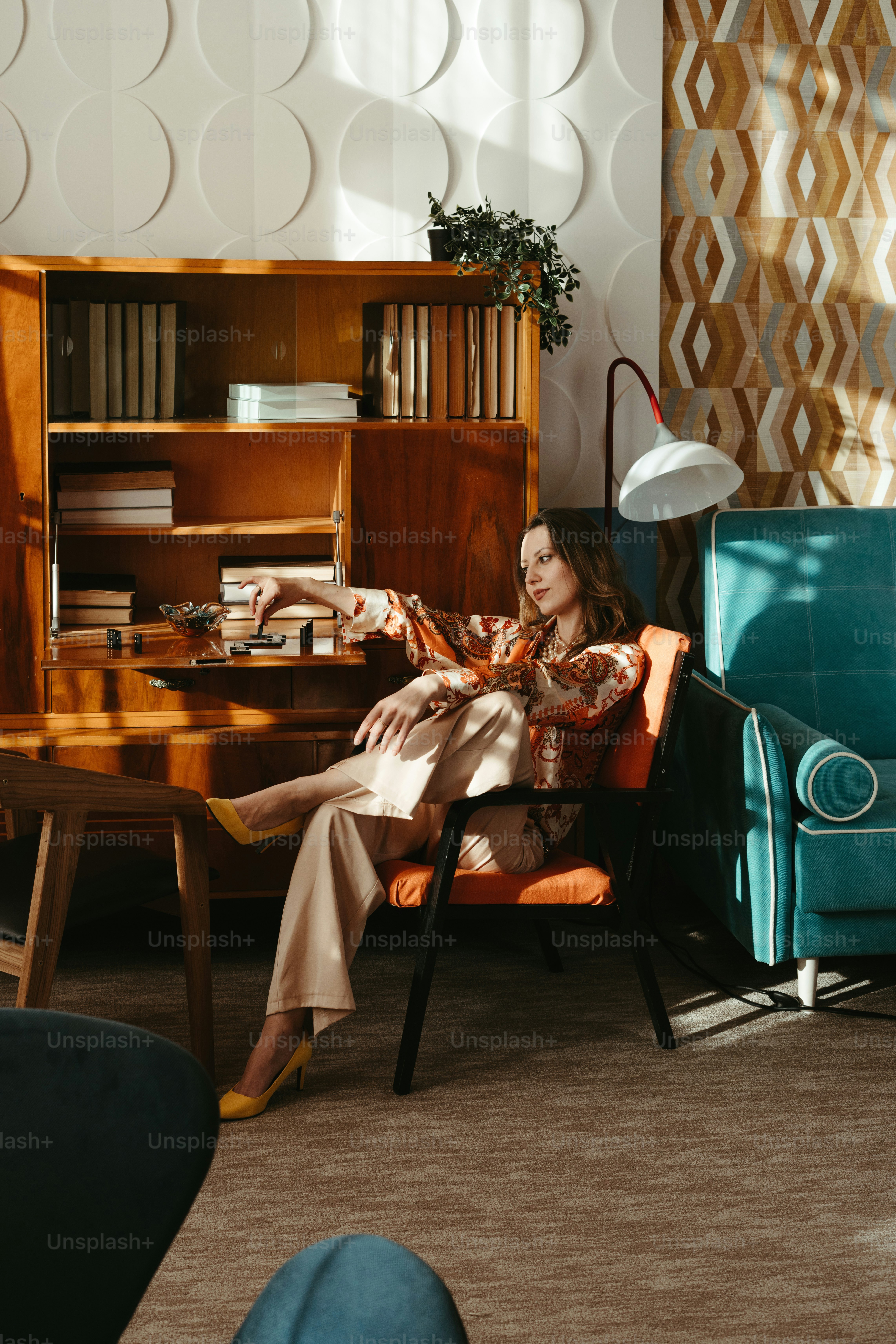 Eine Frau, die auf einem Stuhl in einem Wohnzimmer sitzt