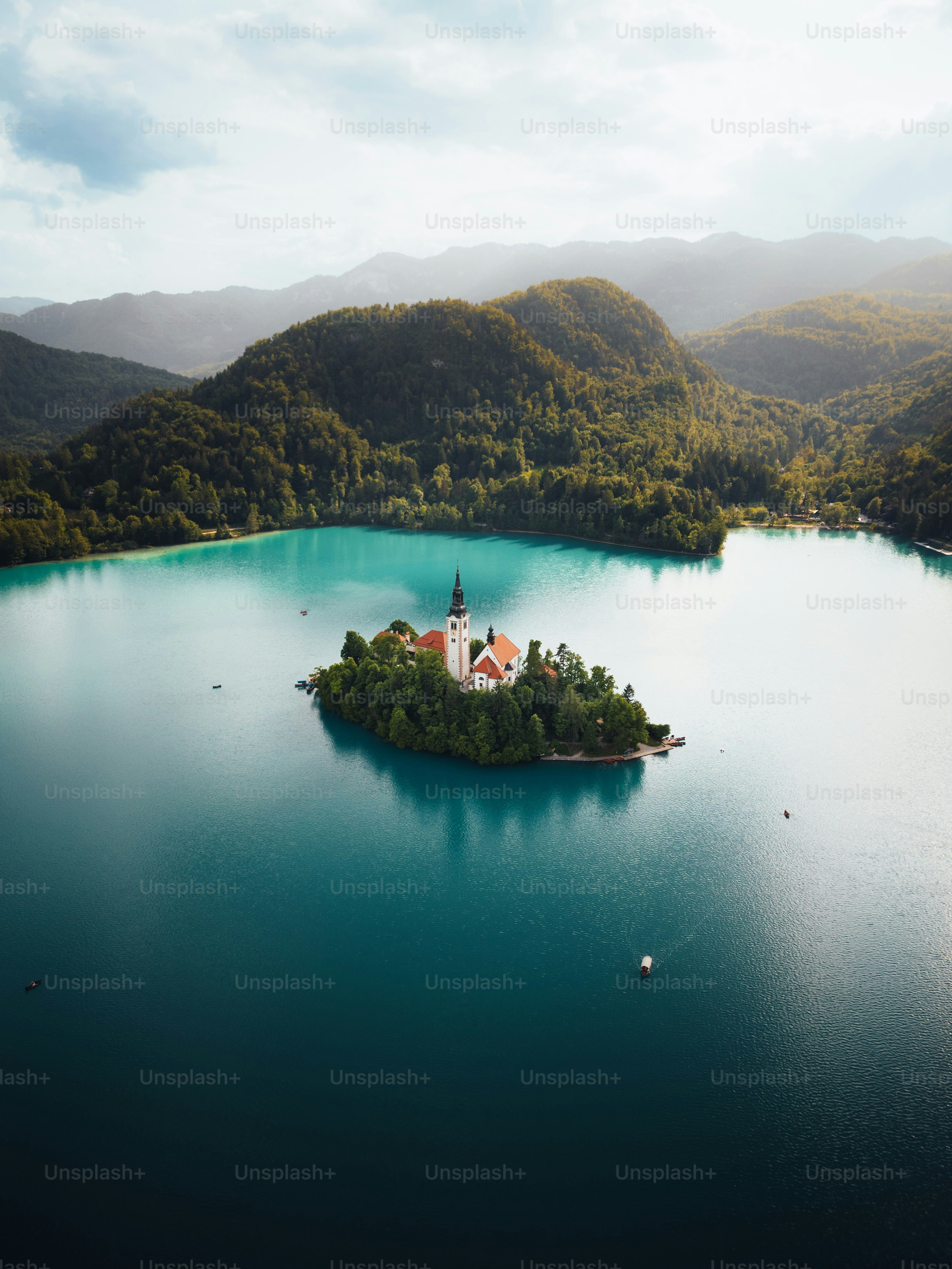 Un'isola in mezzo a un lago circondata da montagne