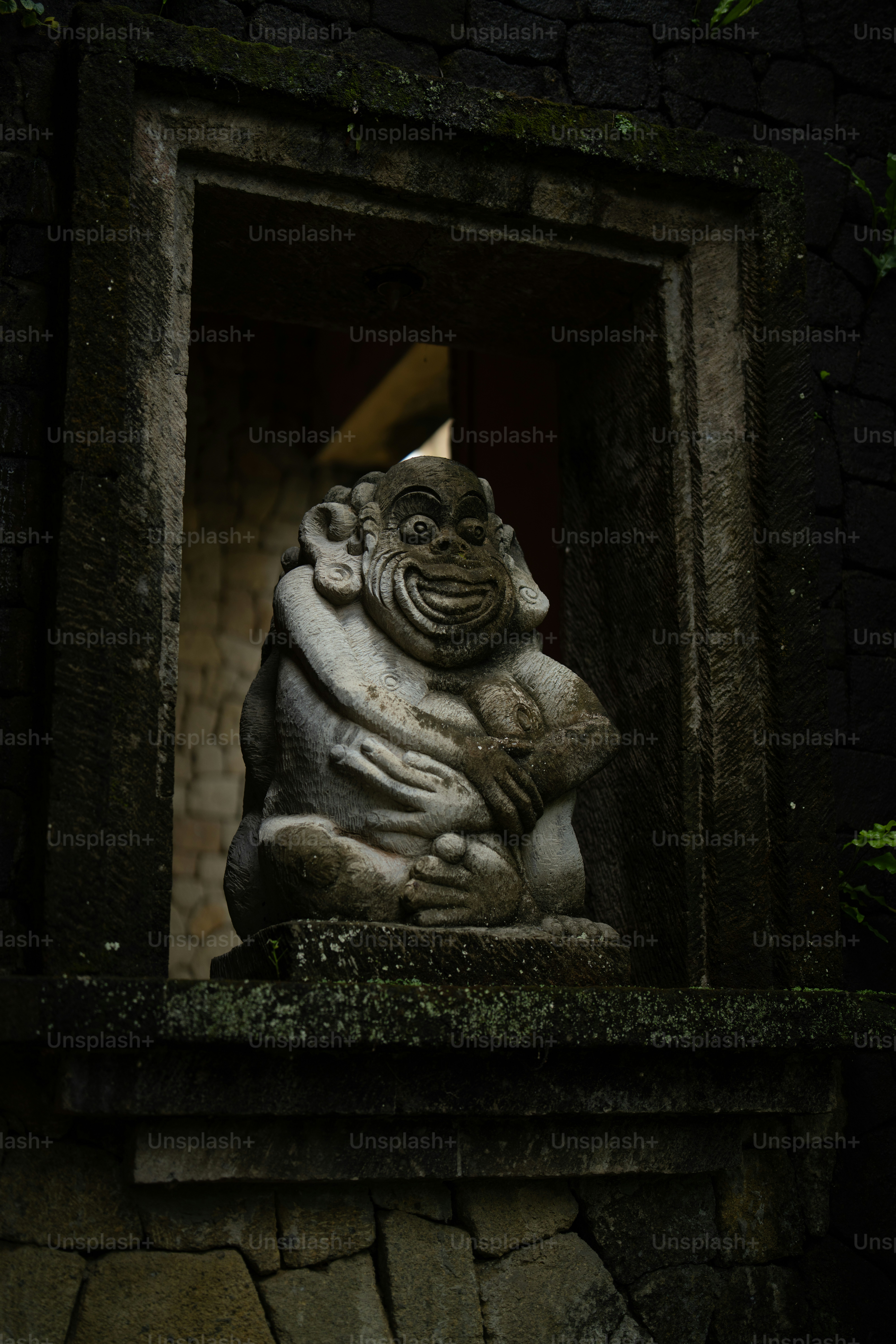 Die Statue eines Trolls in einem Fenster