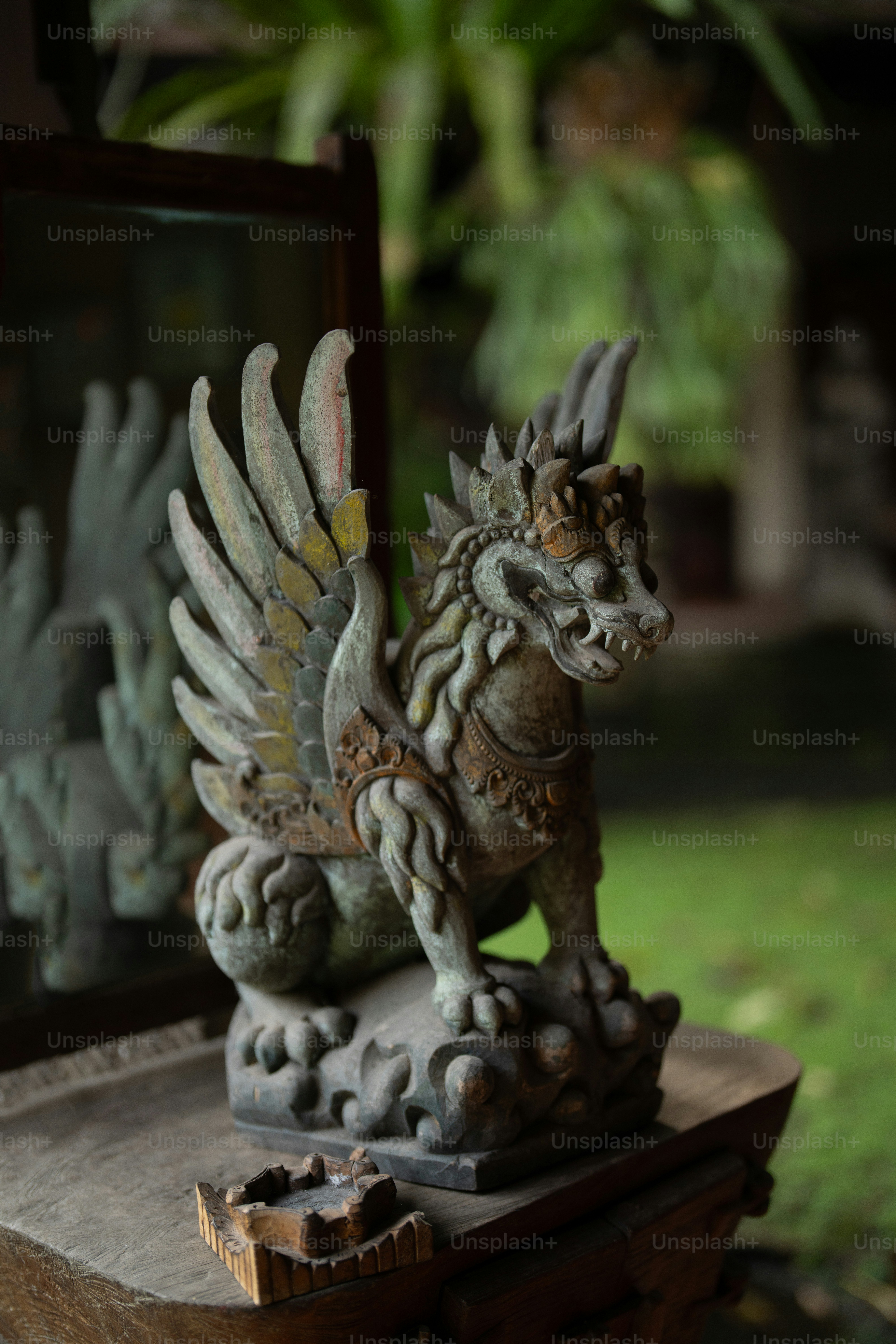 Una statua di un drago su un tavolo di legno