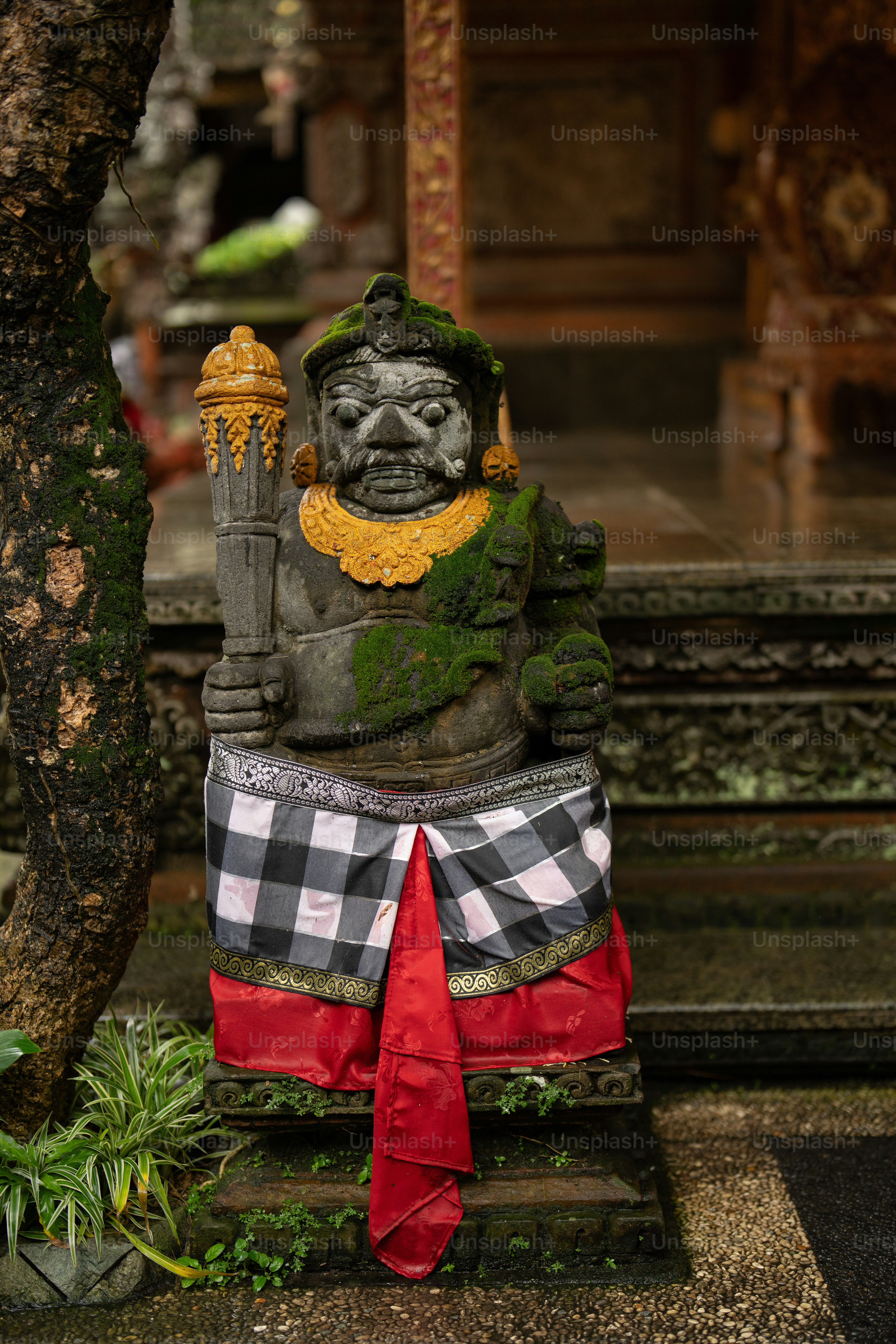 Die Statue eines Mannes mit einer Krone auf dem Kopf