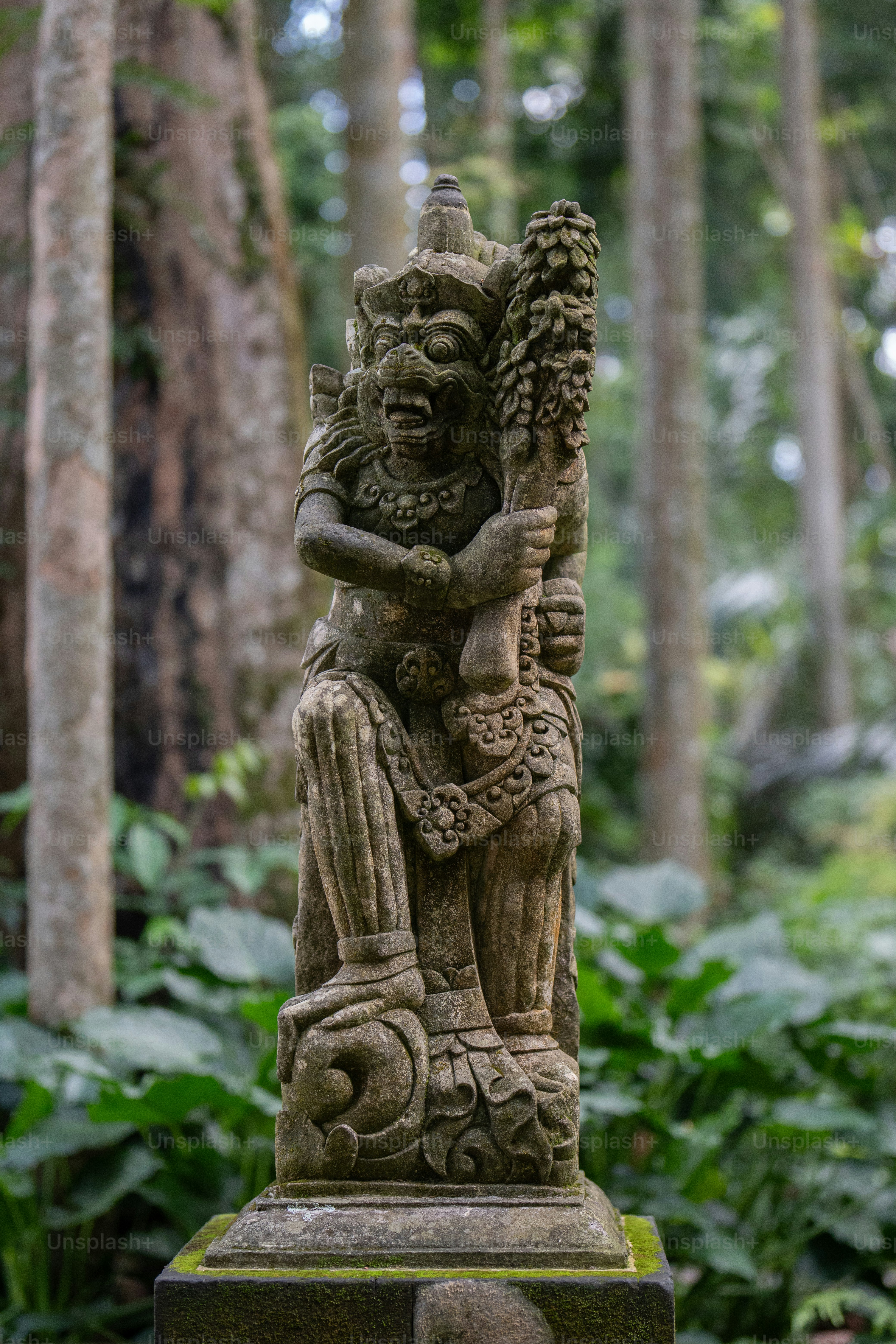 Una statua in mezzo a un bosco