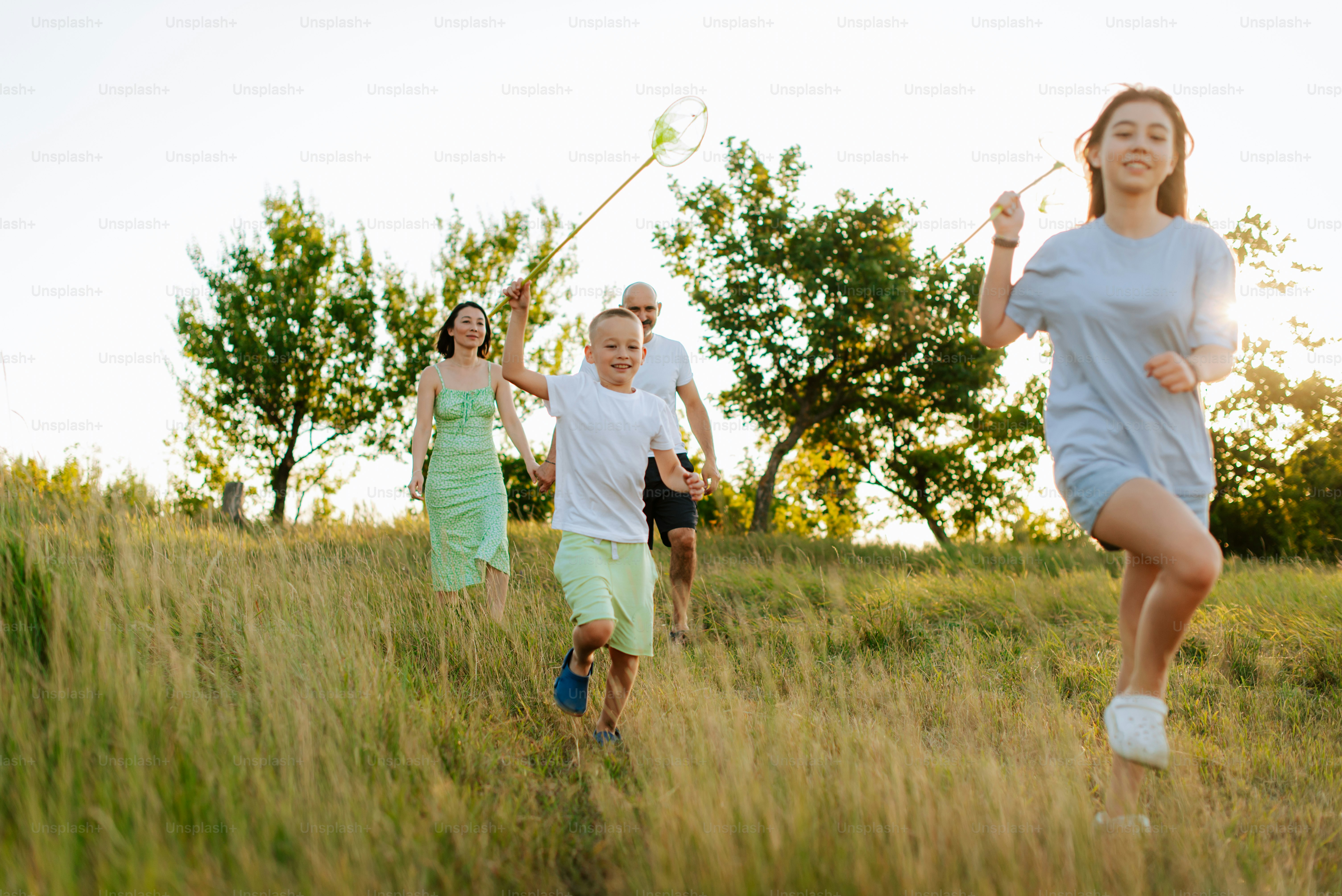 Eine Gruppe von Menschen, die durch ein Feld laufen