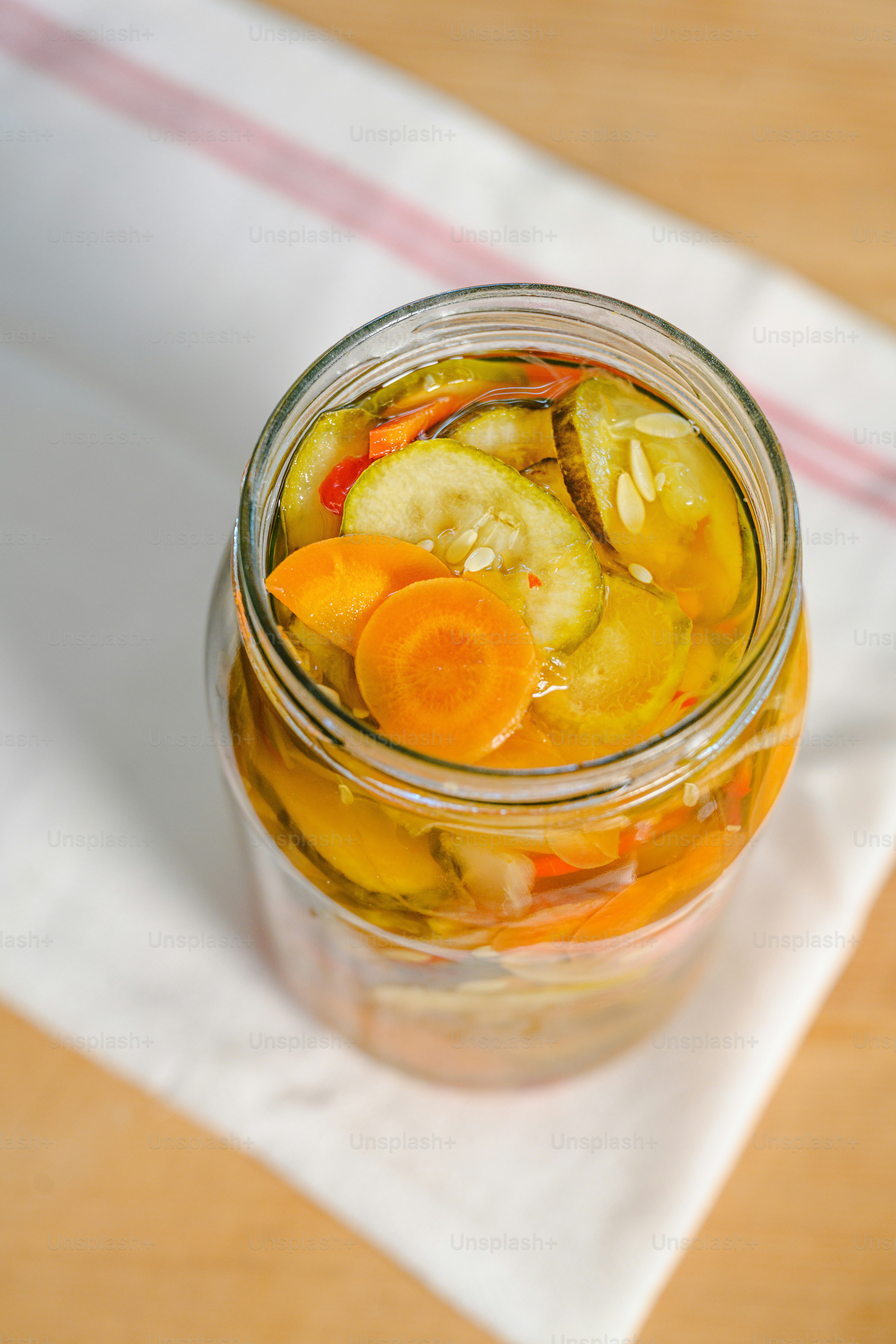 Toples berisi acar dan irisan jeruk