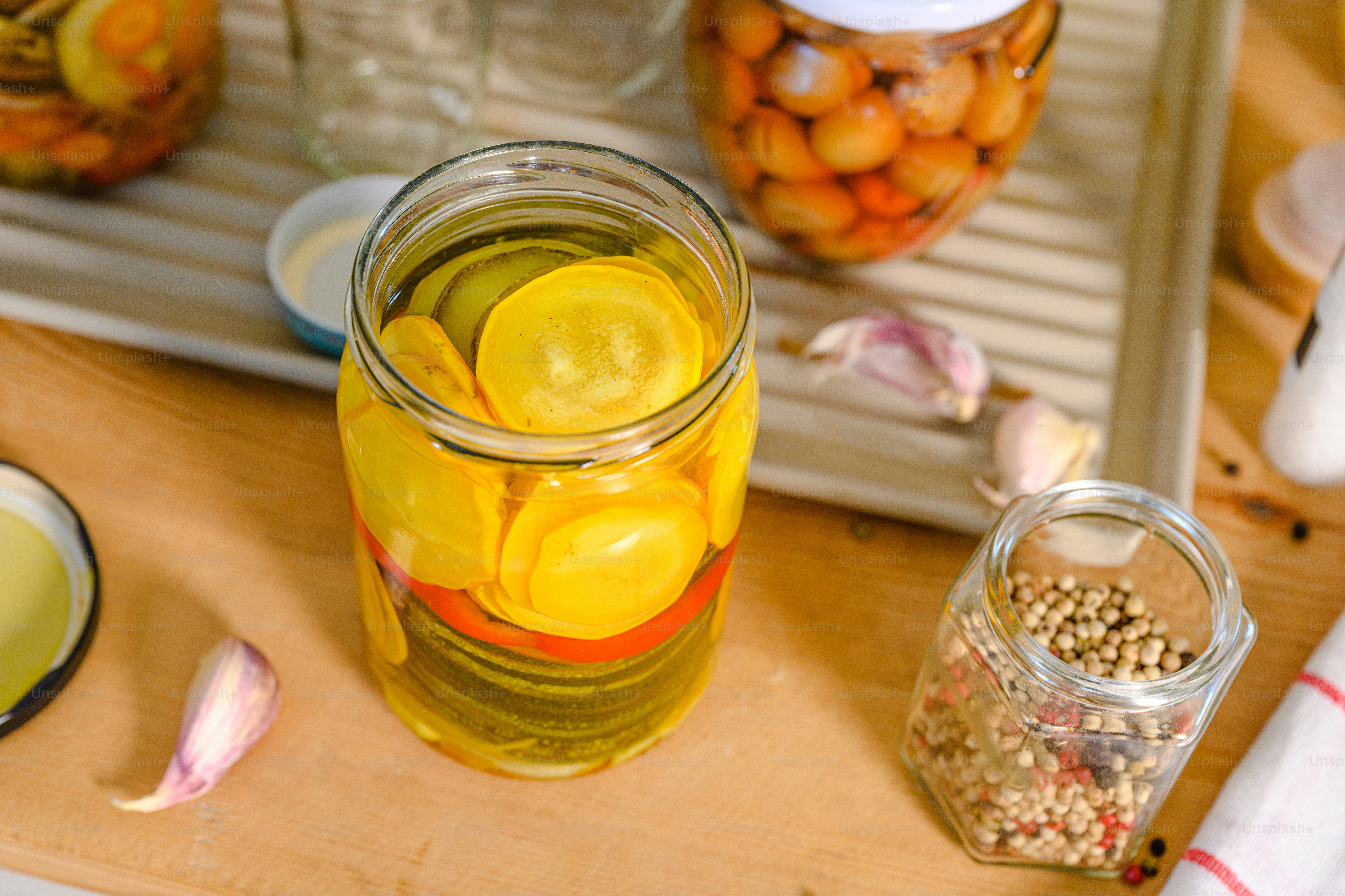 Toples berisi lemon duduk di atas meja