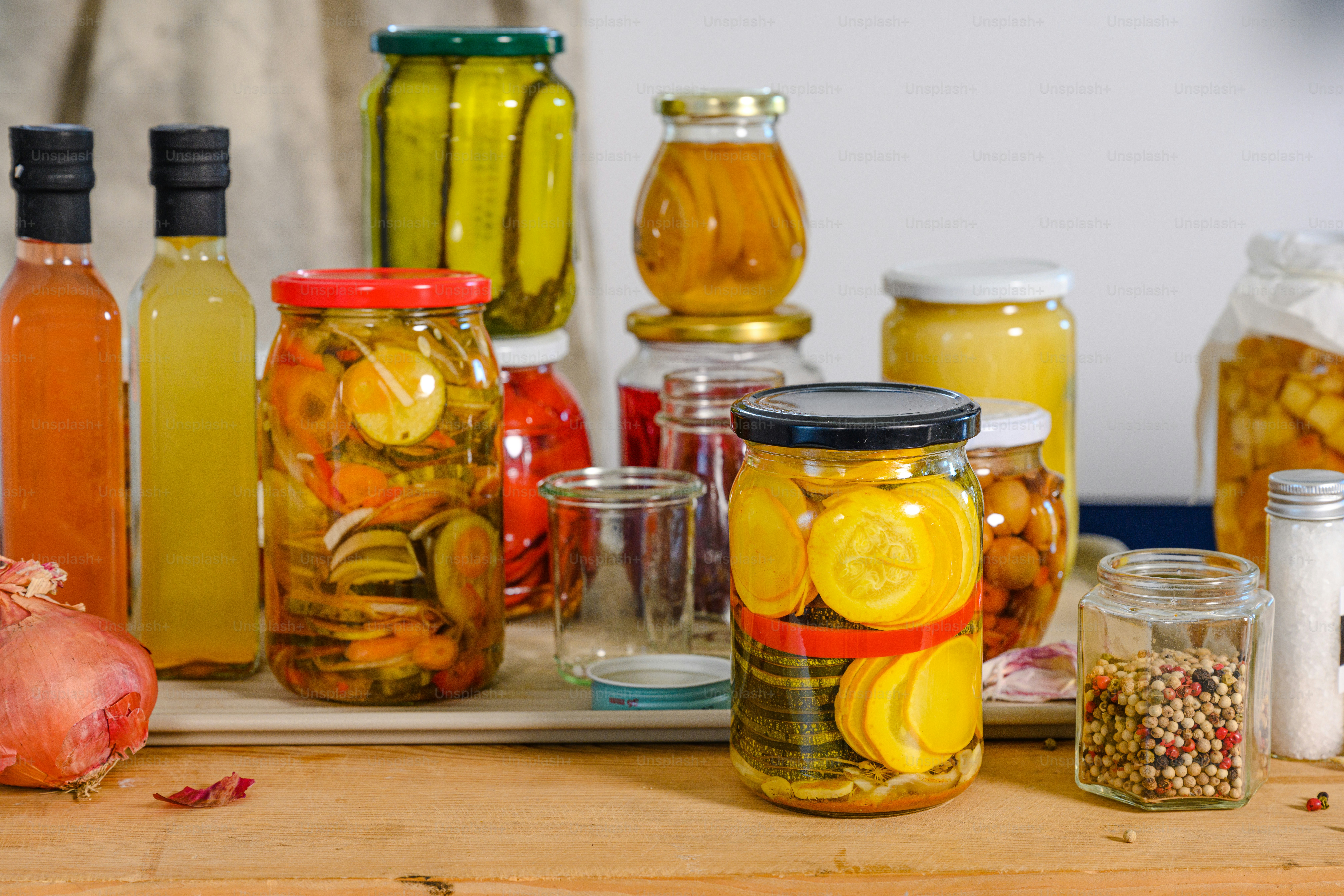 Uma mesa de madeira coberta com potes cheios de comida