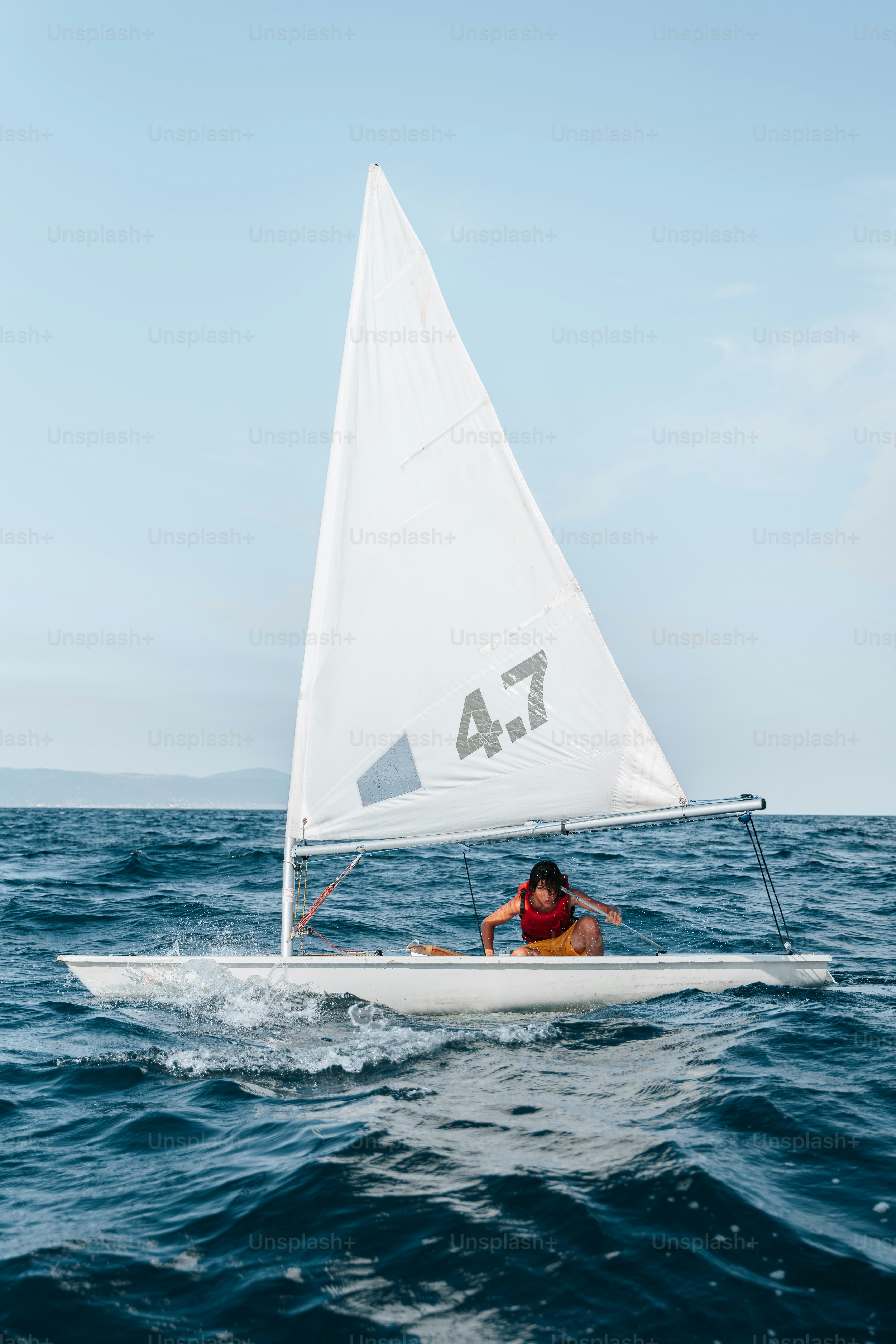 Una persona su una barca a vela nell'oceano