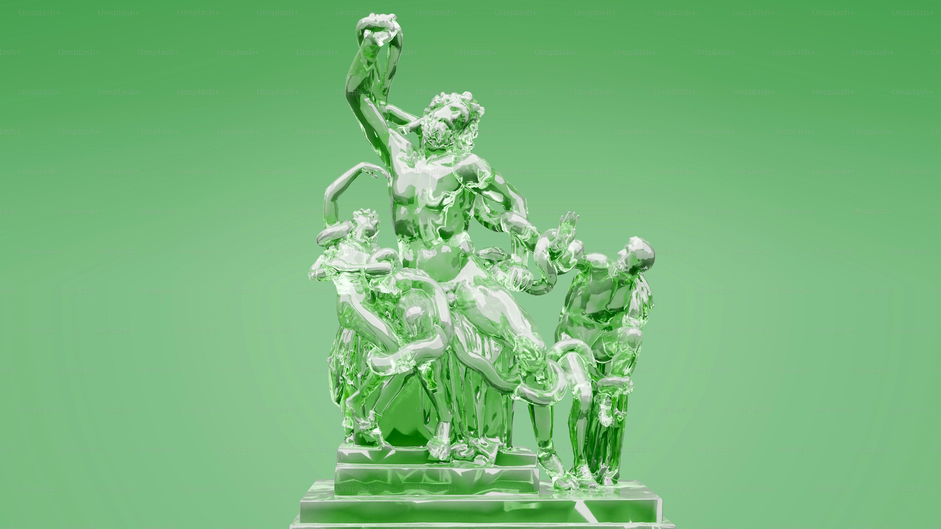 Un trofeo de cristal con una mujer encima