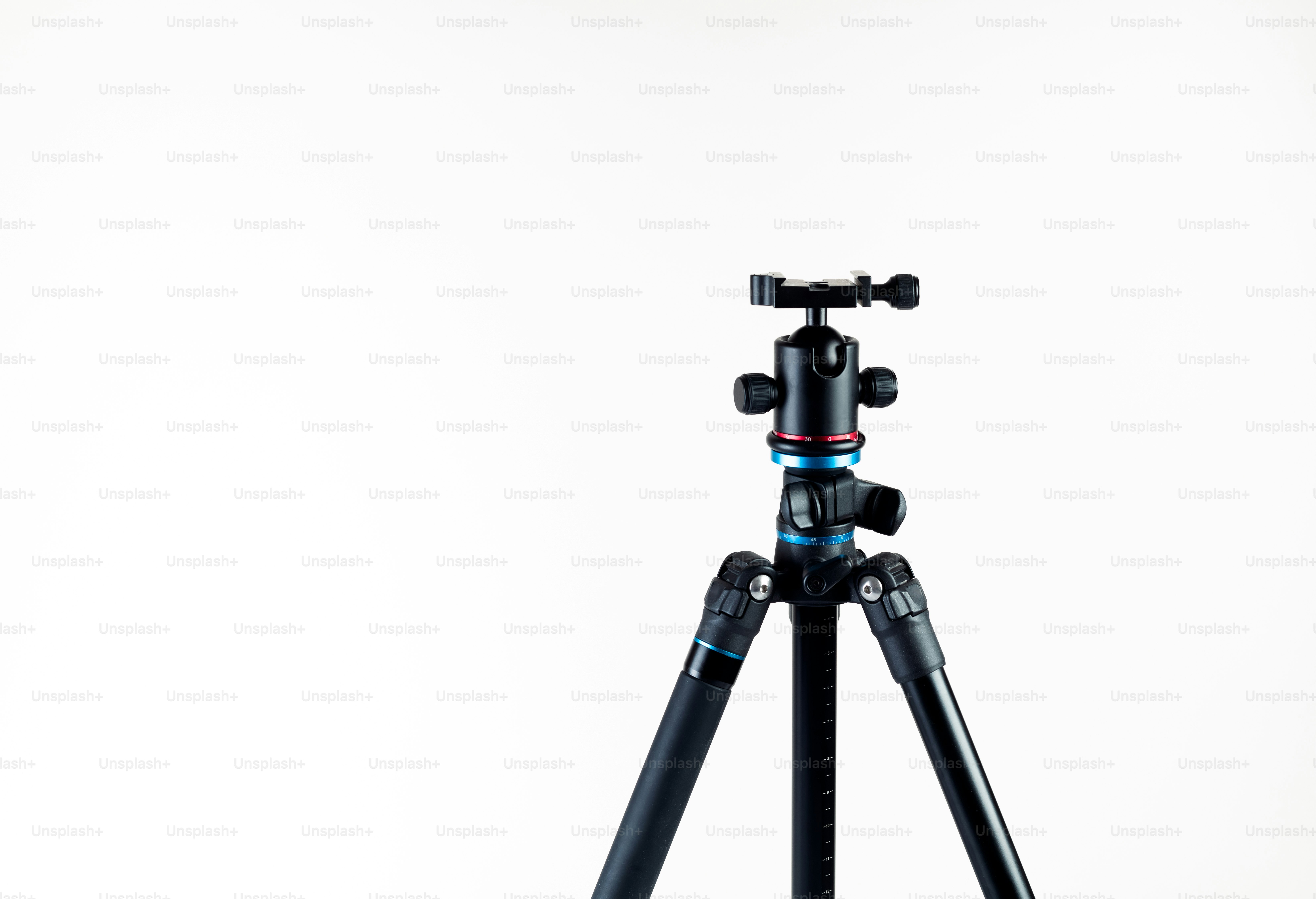 Ein Stativ mit einer Kamera darauf