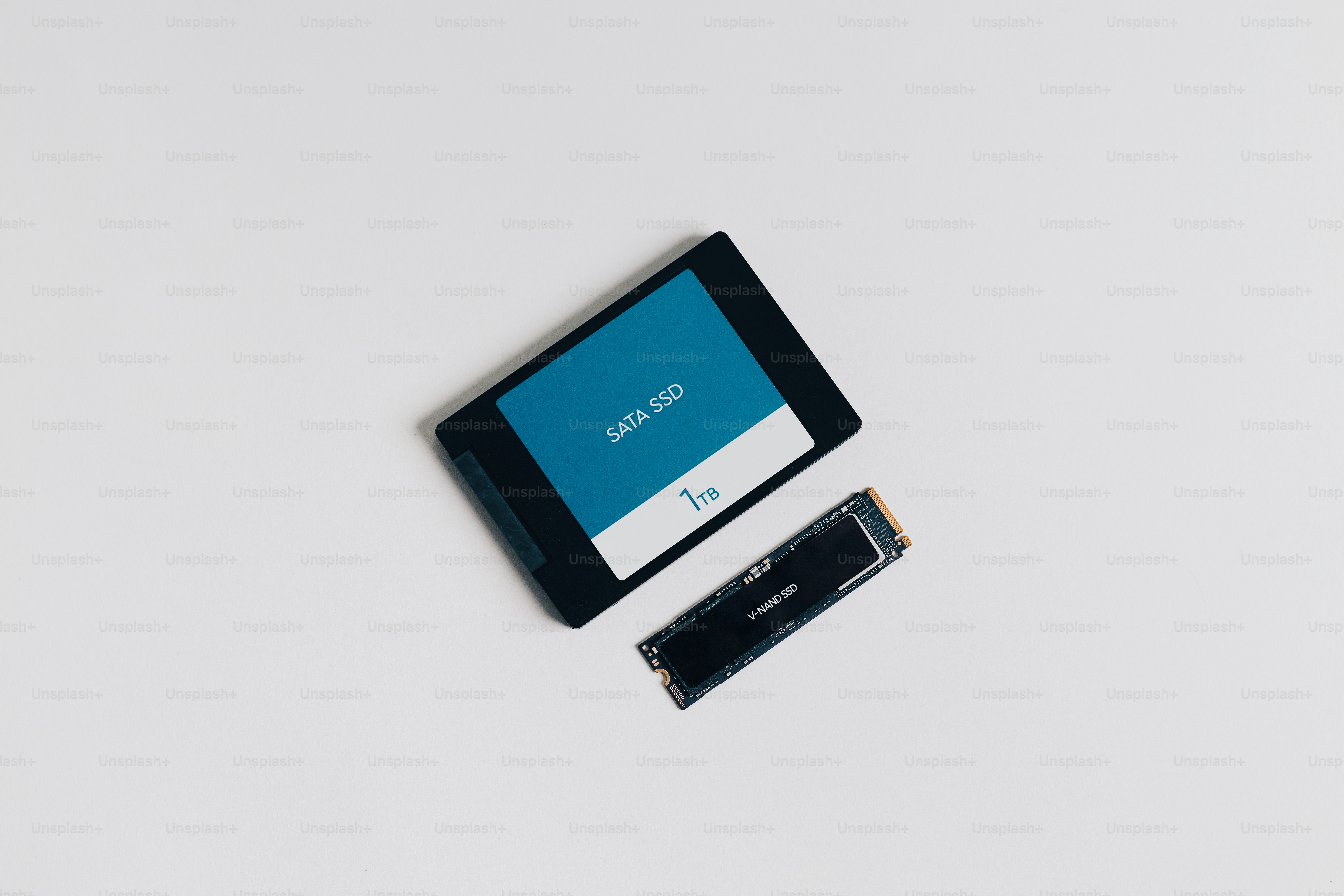 Un teléfono celular encima de una mesa blanca