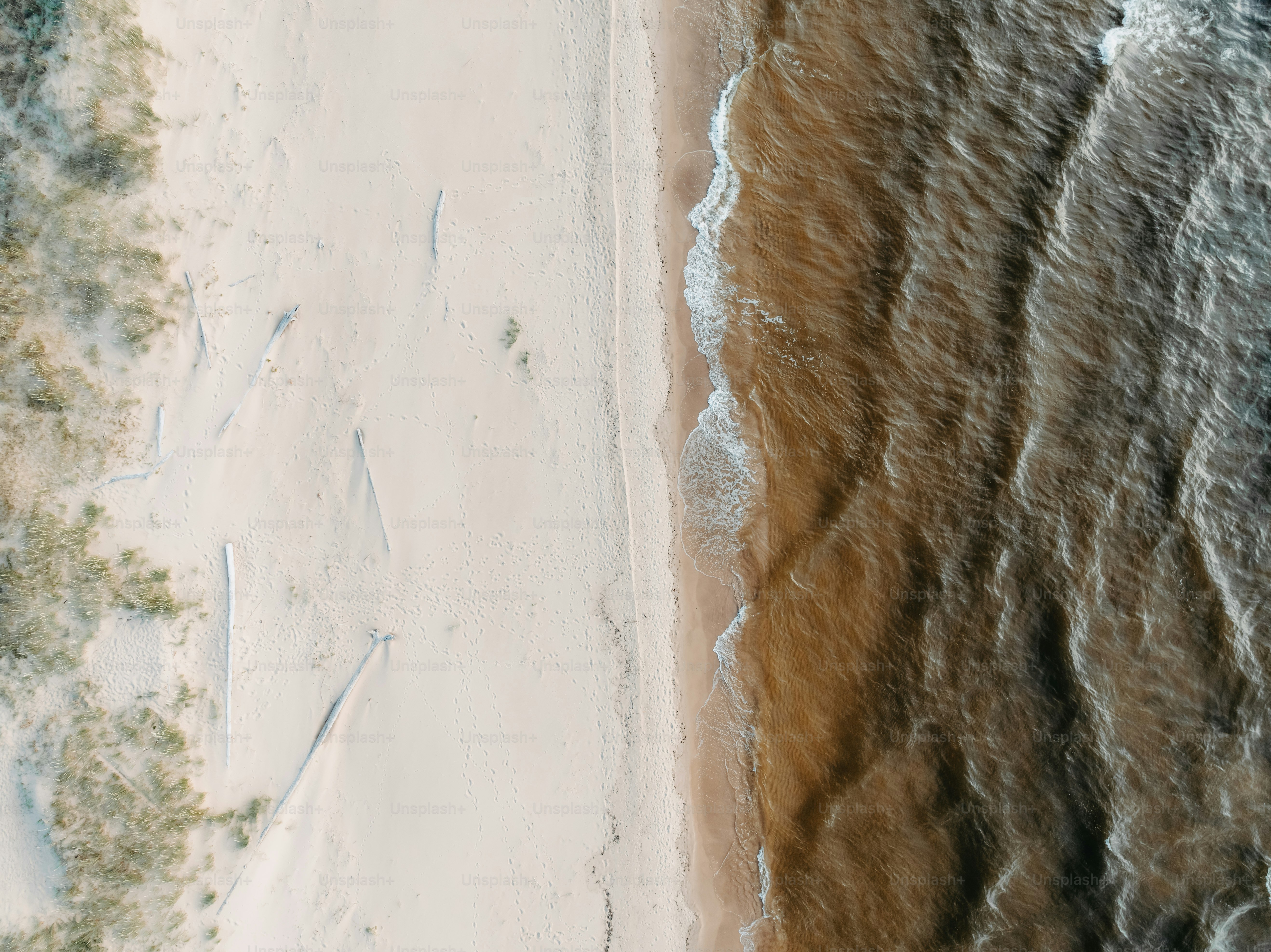 A bird's eye view of a beach and a body of water