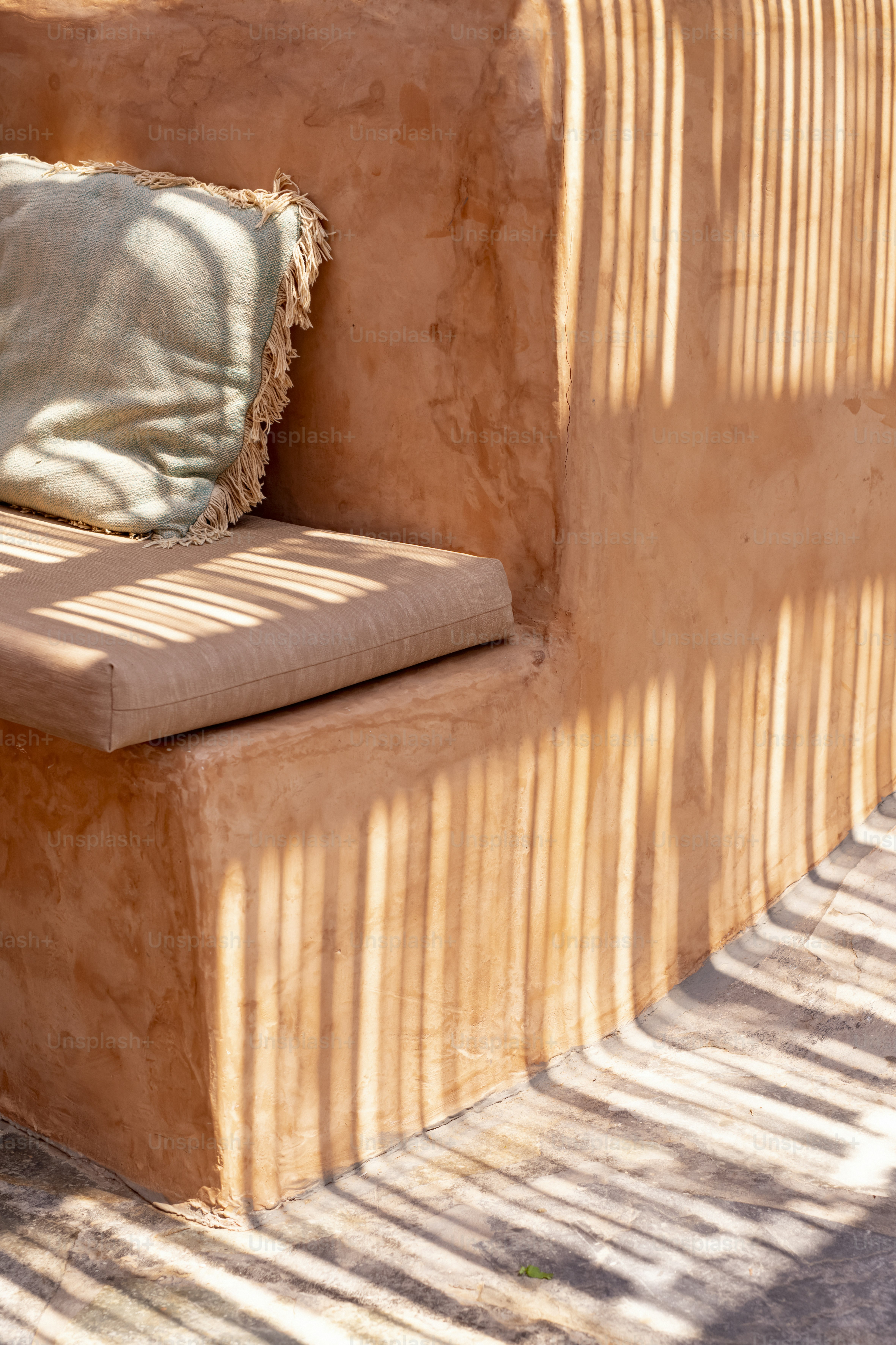 Una panchina con un cuscino seduto sopra di essa