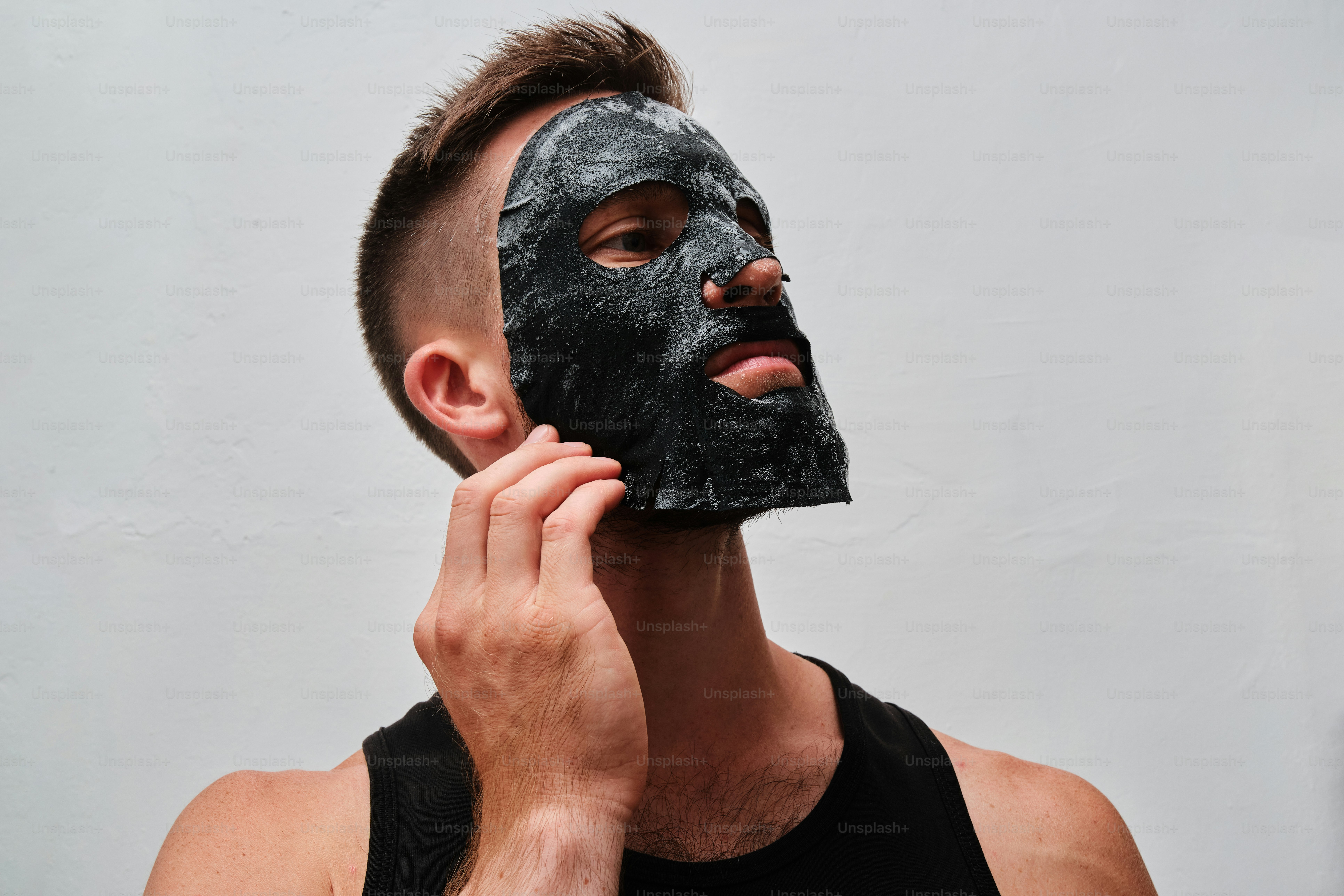 Un homme portant un masque noir sur le visage