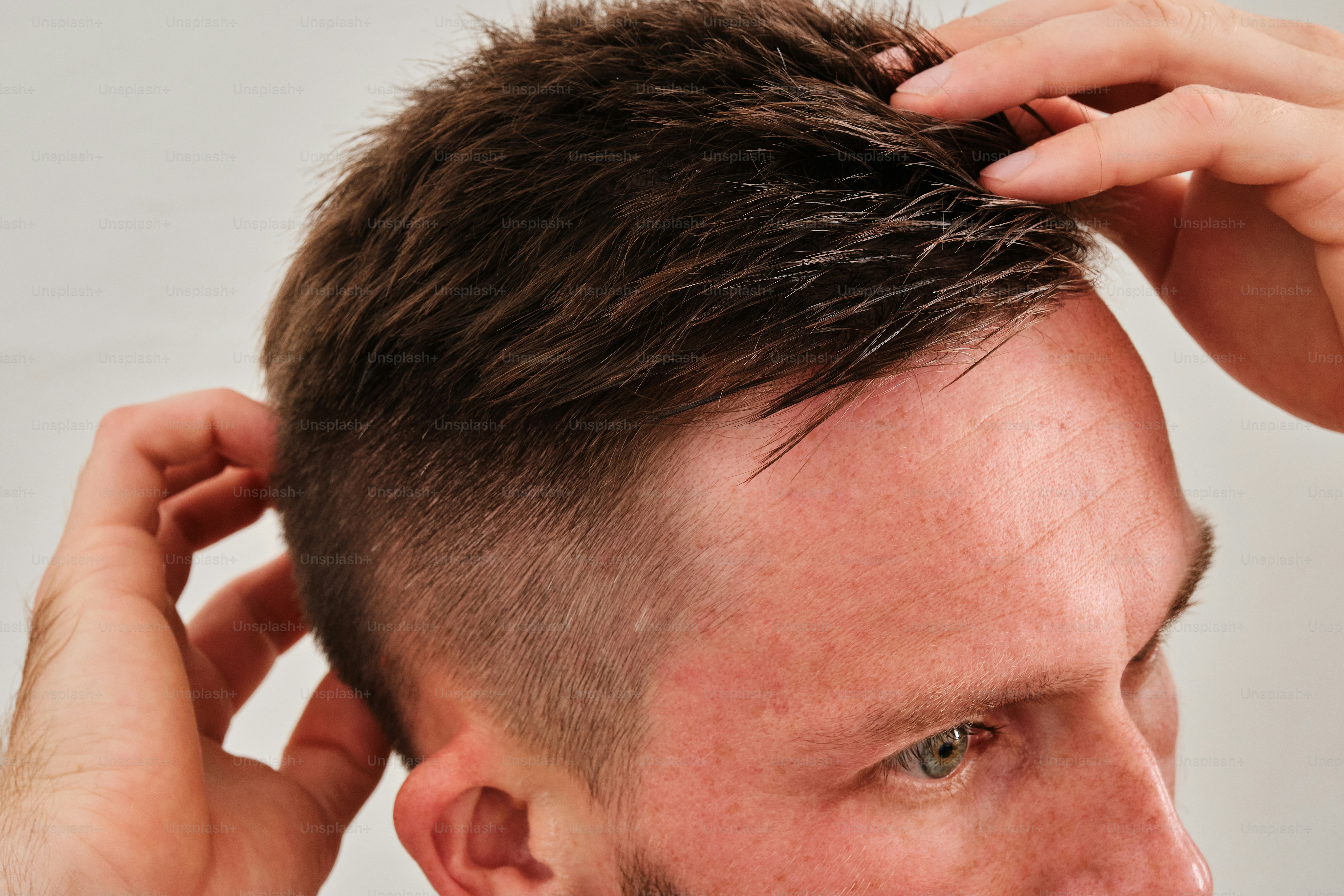 Un primo piano di una persona che si tocca i capelli